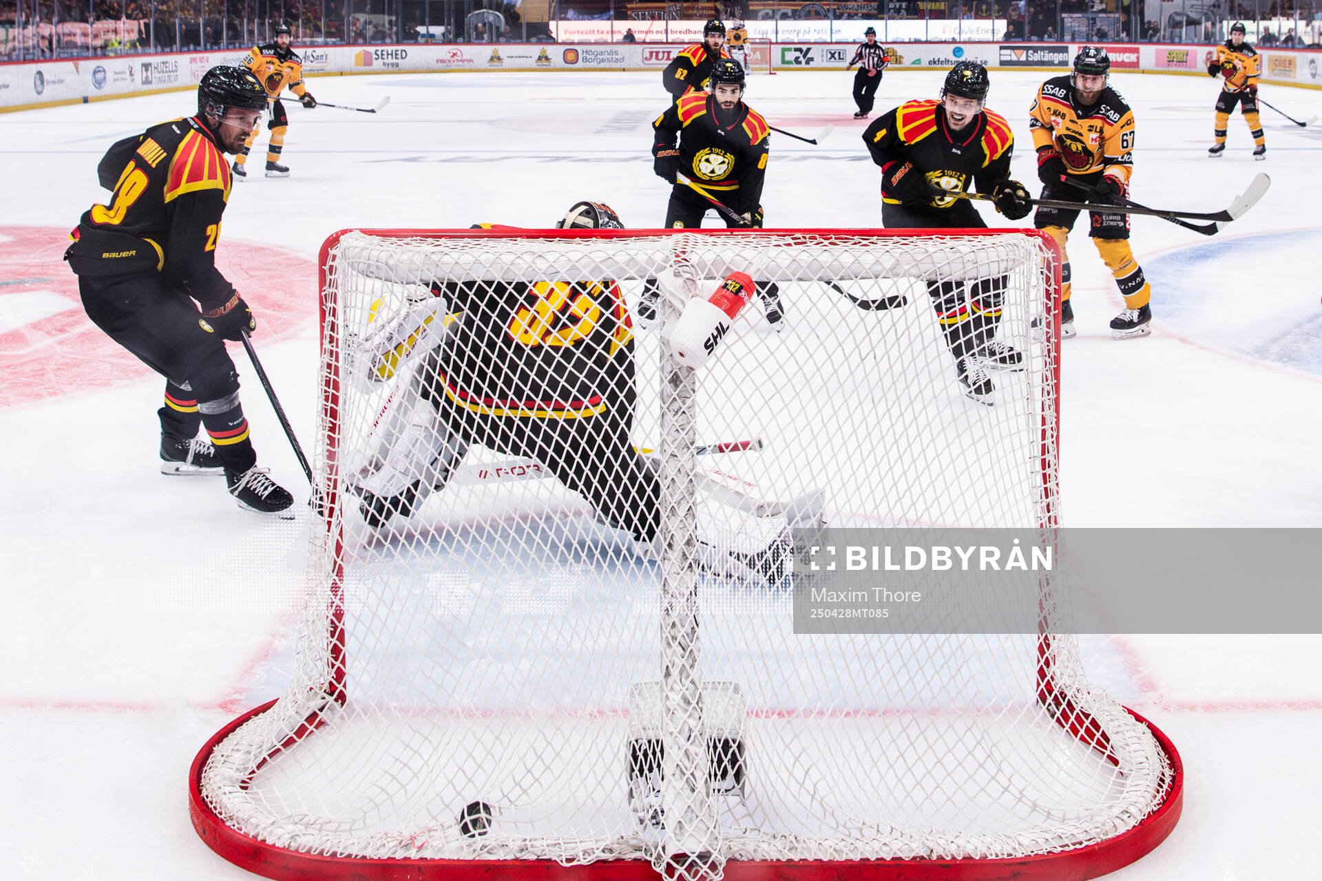Luleås Linus Omark gör 0-3 bakom Brynäs Theo Lindstein