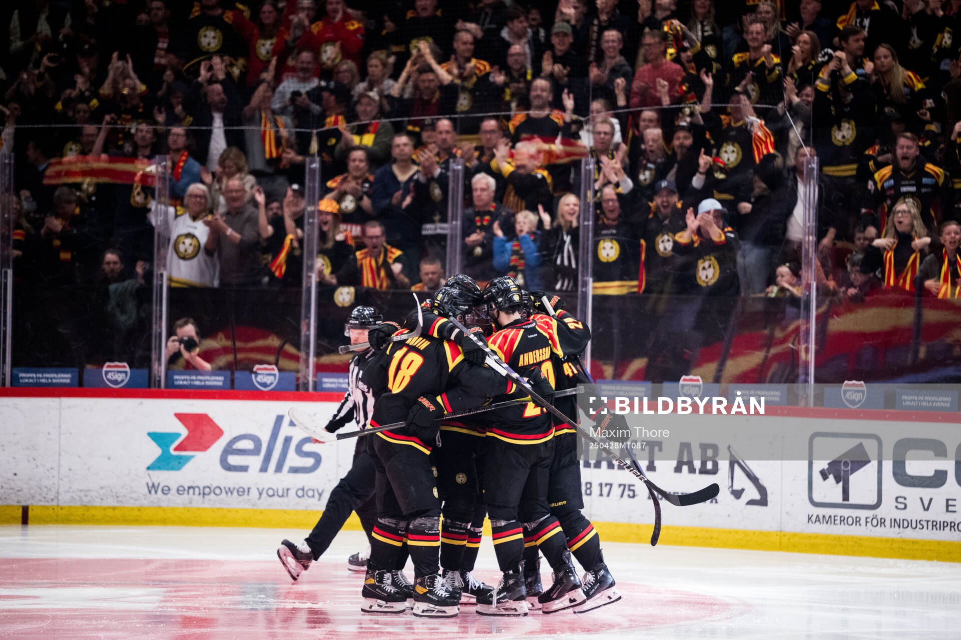 Brynäs Greg Scott jublar med lagkamrater