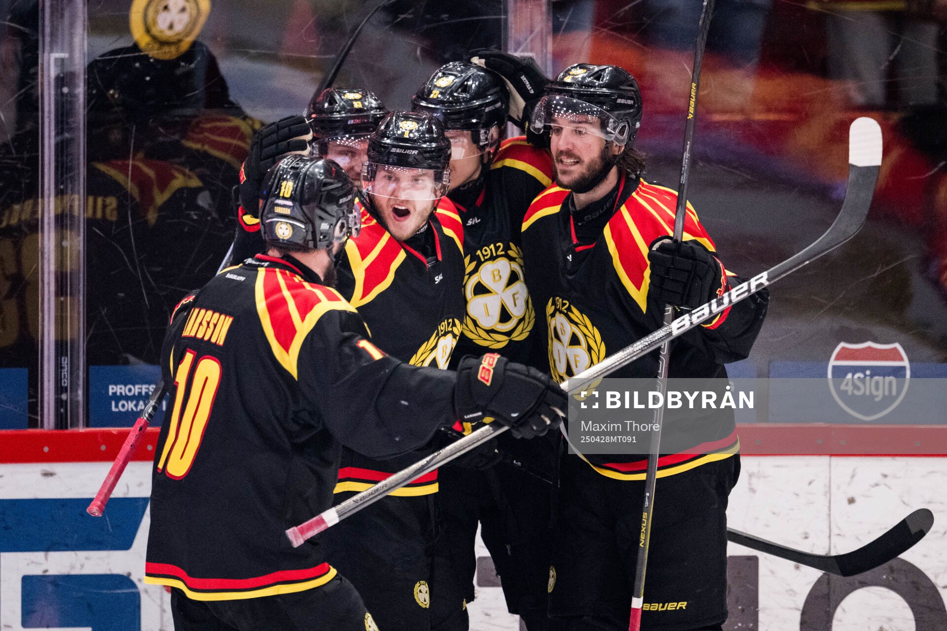 Brynäs Oskar Lindblom och Victor Söderström jublar