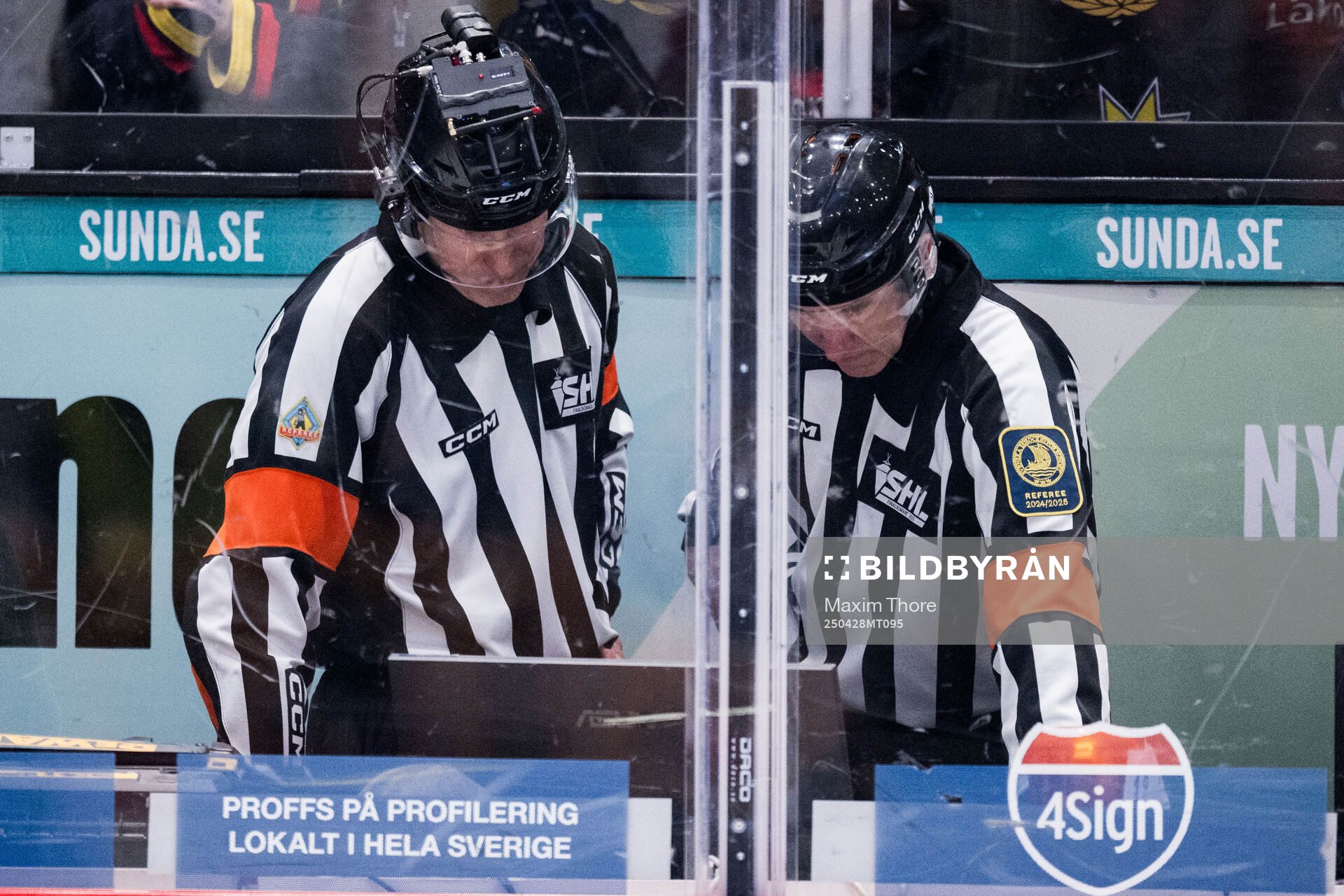 Domarna genomför en videogranskning av Luleås 2-4-mål