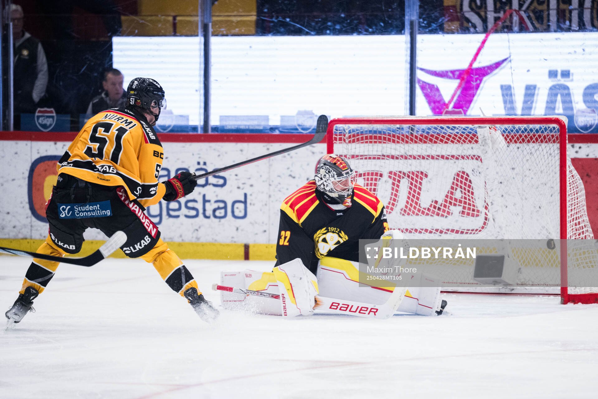Luleås Markus Nurmi gör 2-5 bakom Brynäs målvakt Ludvig