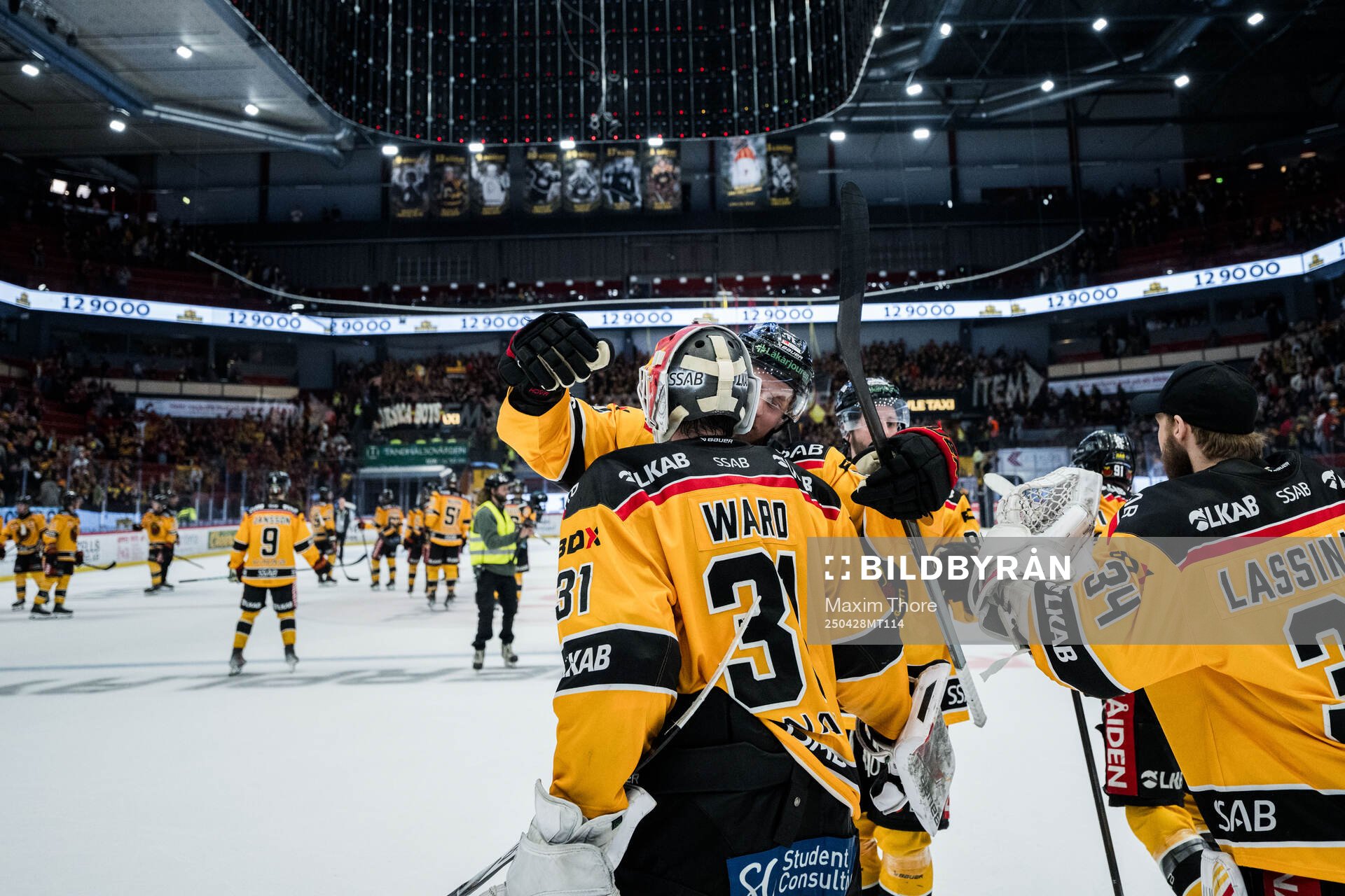 Luleås målvakt Matteus Ward och Mathias Bromé jublar