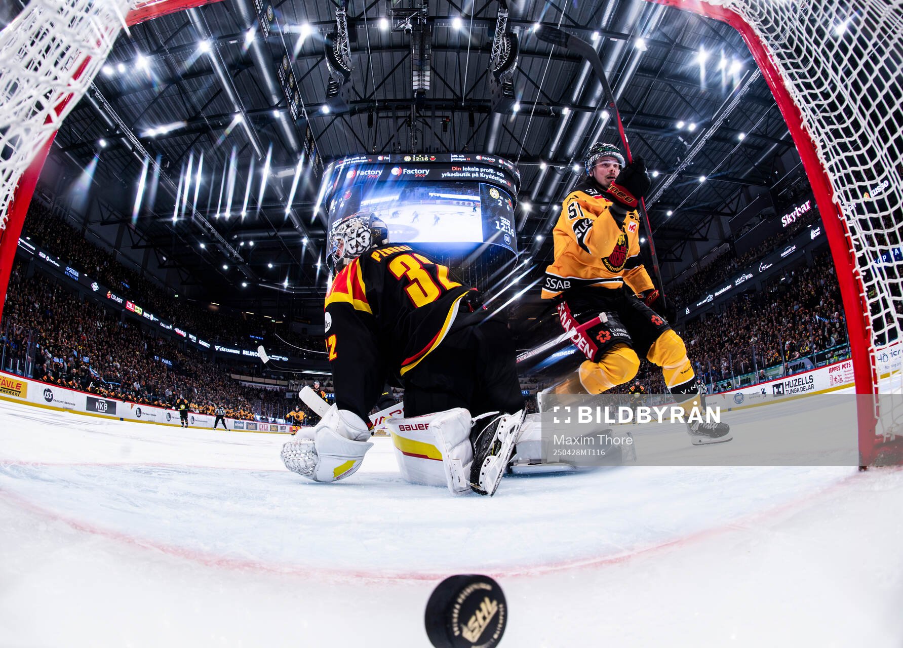 Luleås Markus Nurmi gör 2-5 målet bakom Brynäs målvakt