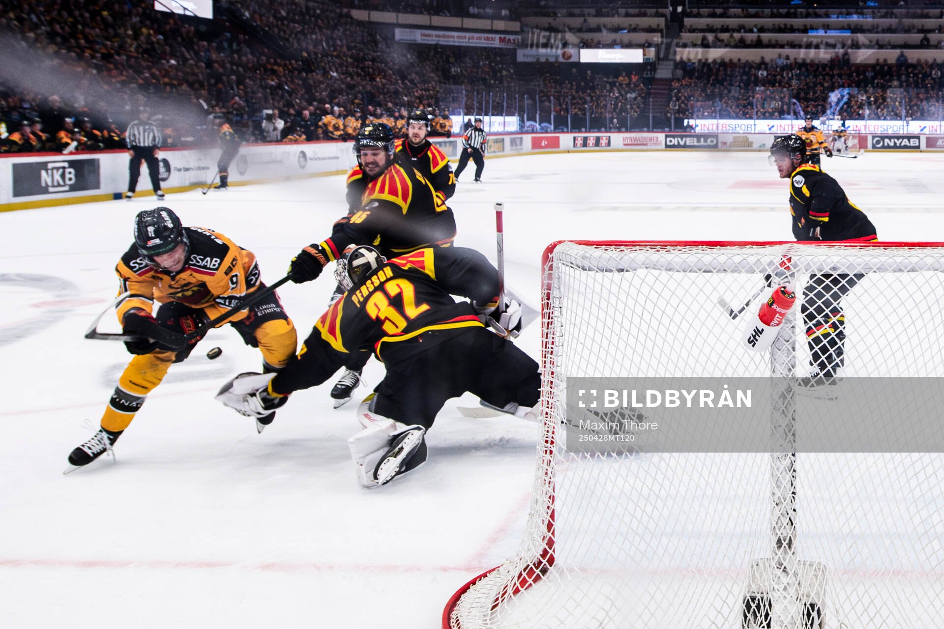 Luleås Ludvig Jansson och Brynäs målvakt Ludvig Persson