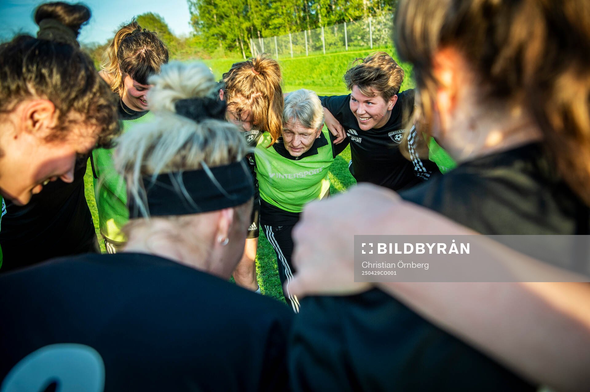 Las Presidentas tränare Susanne Erlandsson tillsammans med spelarna efter fotbollsmatchen mellan Las Presidentas och Kulladal den 29 april 2025 i Bunkeflostrand. 