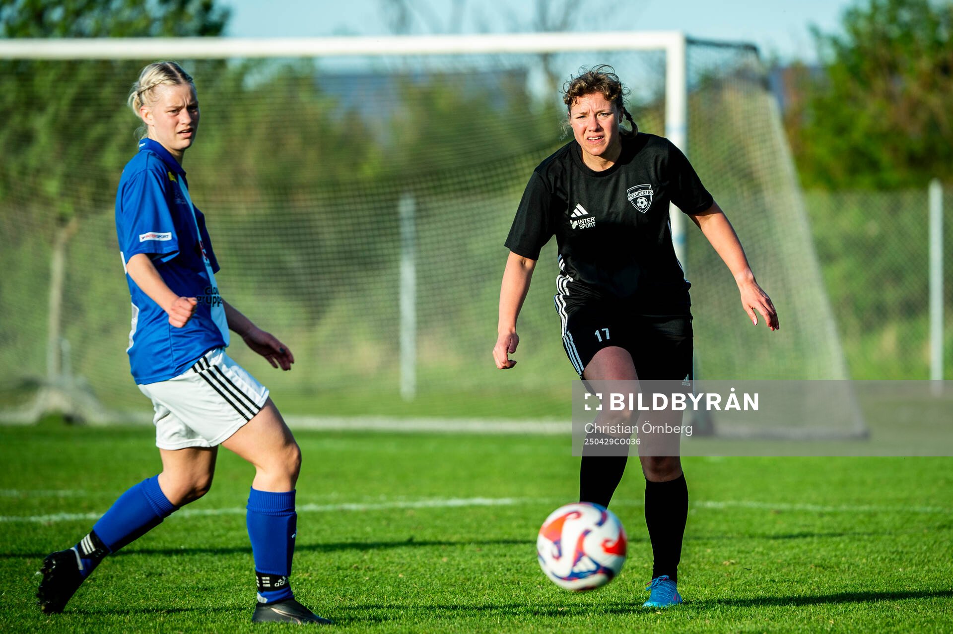 Kulladals Alanah Österberg Coleman och Las Presidentas Ingrid Avenäs under fotbollsmatchen mellan Las Presidentas och Kulladal den 29 april 2025 i Bunkeflostrand.