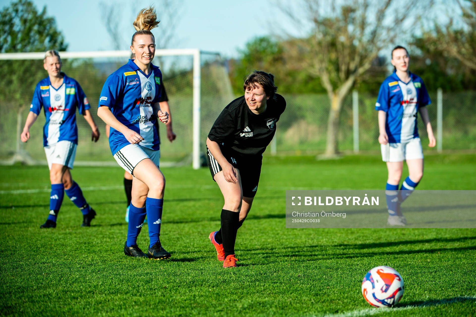 Las Presidentas Hannah Felicity Persson under fotbollsmatchen mellan Las Presidentas och Kulladal den 29 april 2025 i Bunkeflostrand.