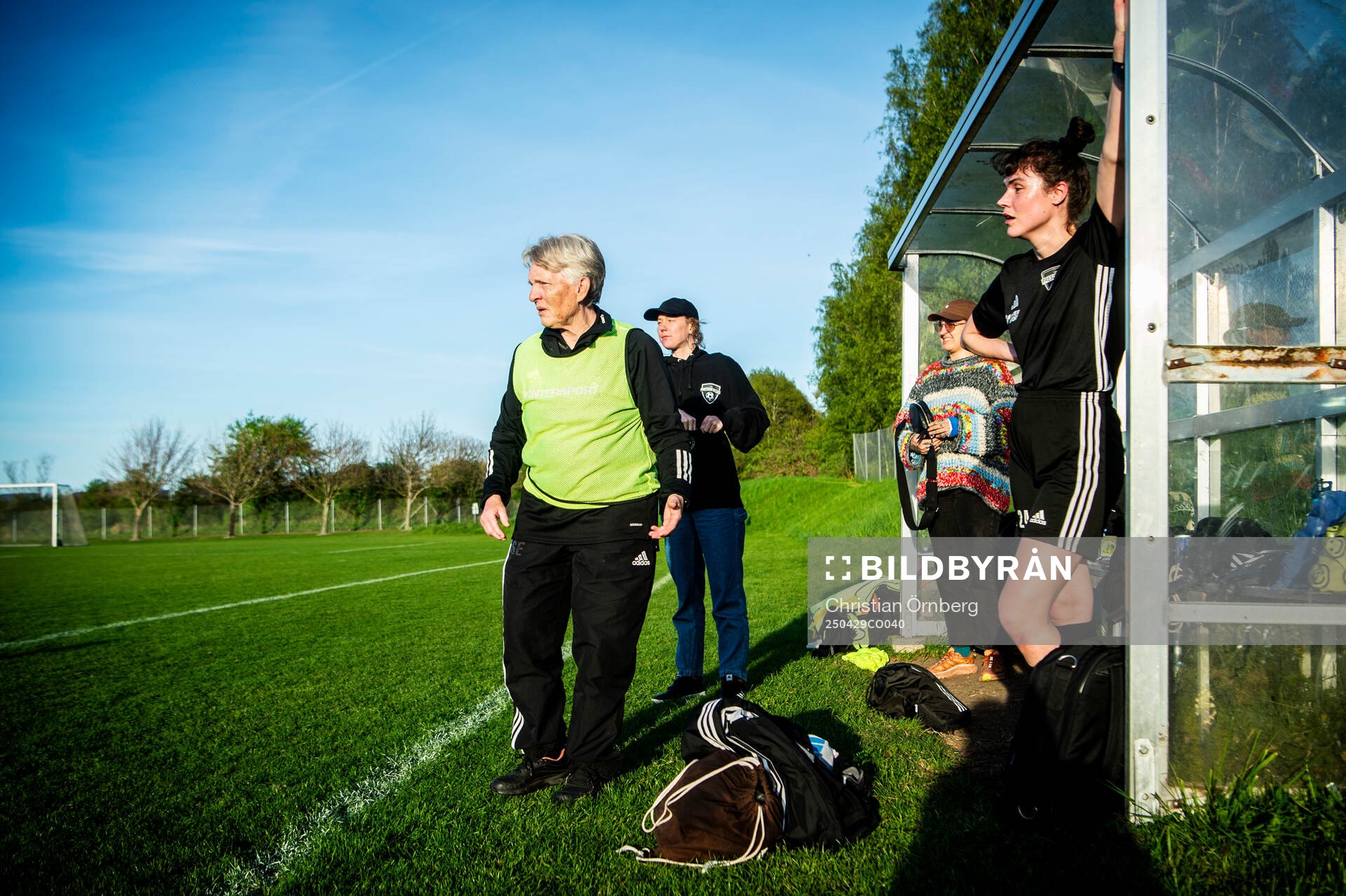 Las Presidentas tränare Susanne Erlandsson tillsammans med spelarna under fotbollsmatchen mellan Las Presidentas och Kulladal den 29 april 2025 i Bunkeflostrand.