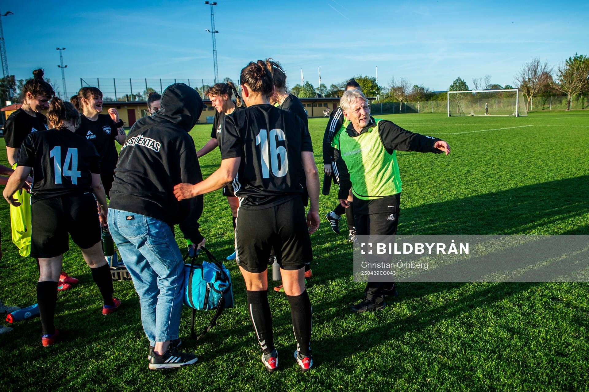 Las Presidentas tränare Susanne Erlandsson tillsammans med spelarna efter fotbollsmatchen mellan Las Presidentas och Kulladal den 29 april 2025 i Bunkeflostrand.