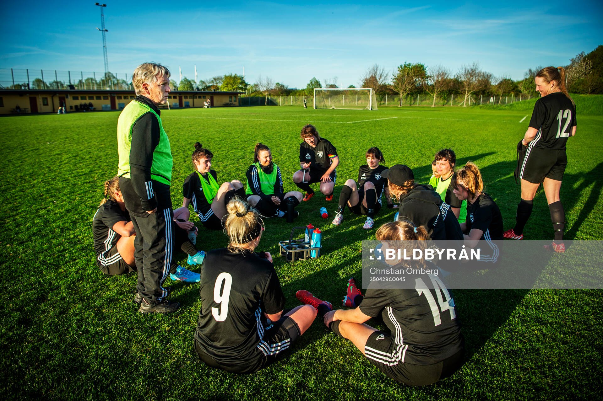 Las Presidentas tränare Susanne Erlandsson tillsammans med spelarna efter fotbollsmatchen mellan Las Presidentas och Kulladal den 29 april 2025 i Bunkeflostrand.