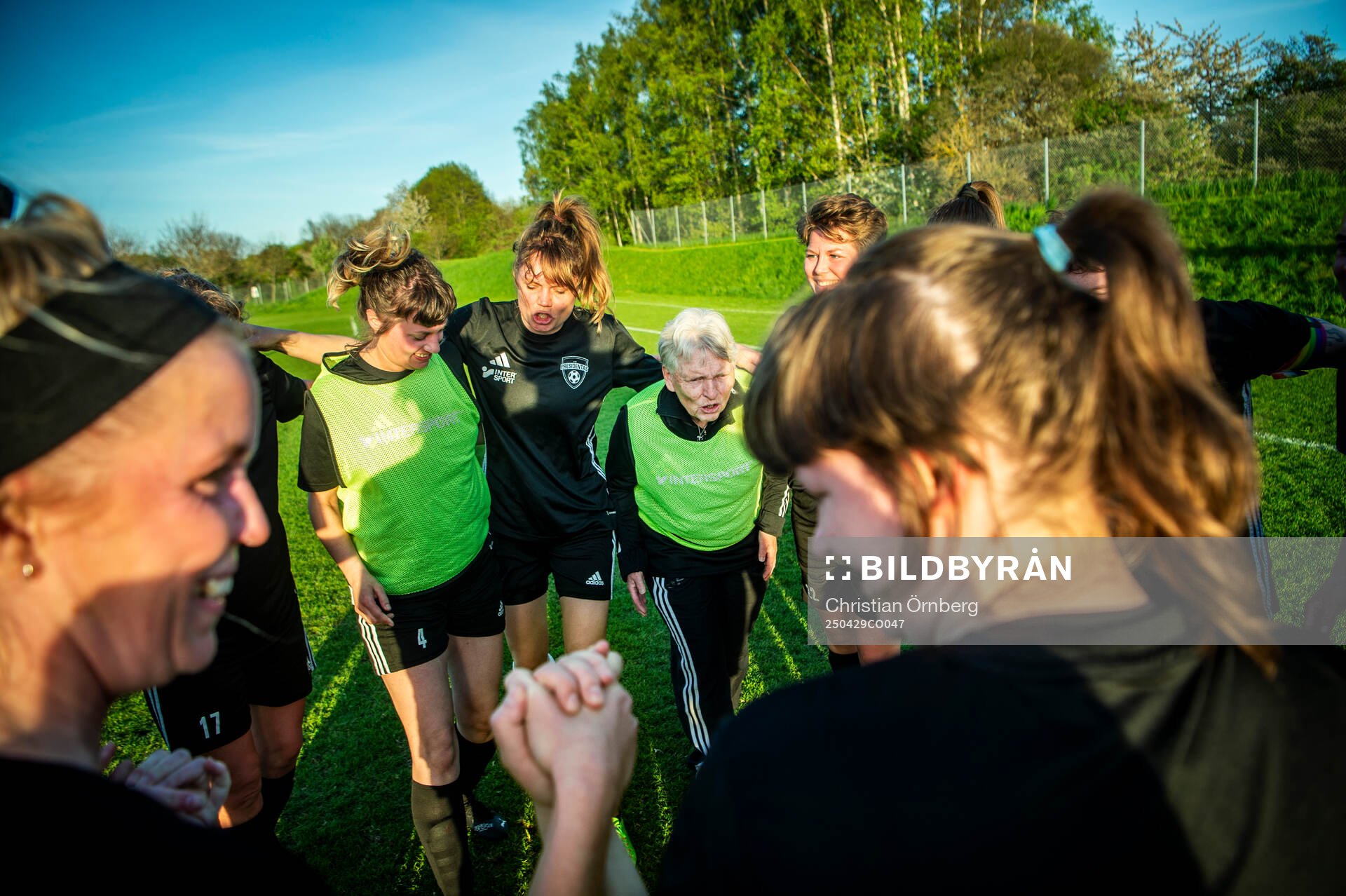 Las Presidentas tränare Susanne Erlandsson tillsammans med spelarna efter fotbollsmatchen mellan Las Presidentas och Kulladal den 29 april 2025 i Bunkeflostrand.