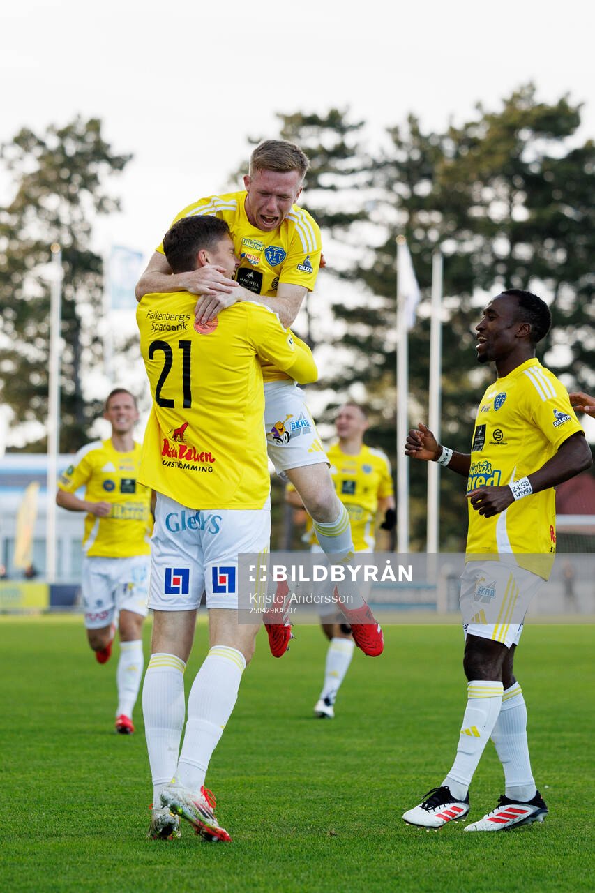 Falkenbergs Albin Andersson jublar med Lucas Sibelius och Wanbe Godwin Aguda efter 1-0 under fotbollsmatchen i Superettan mellan Falkenberg och Örebro den 29 april 2025 i Falkenberg.