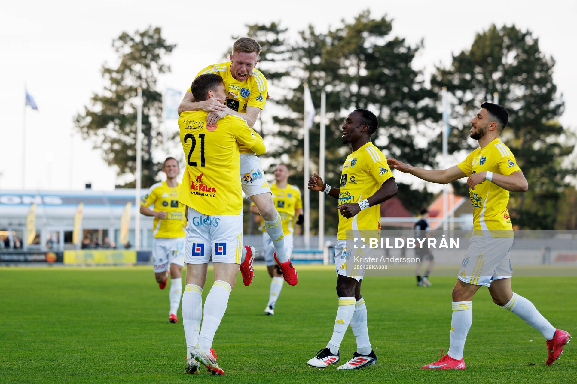 Falkenbergs Albin Andersson jublar med Lucas Sibelius,