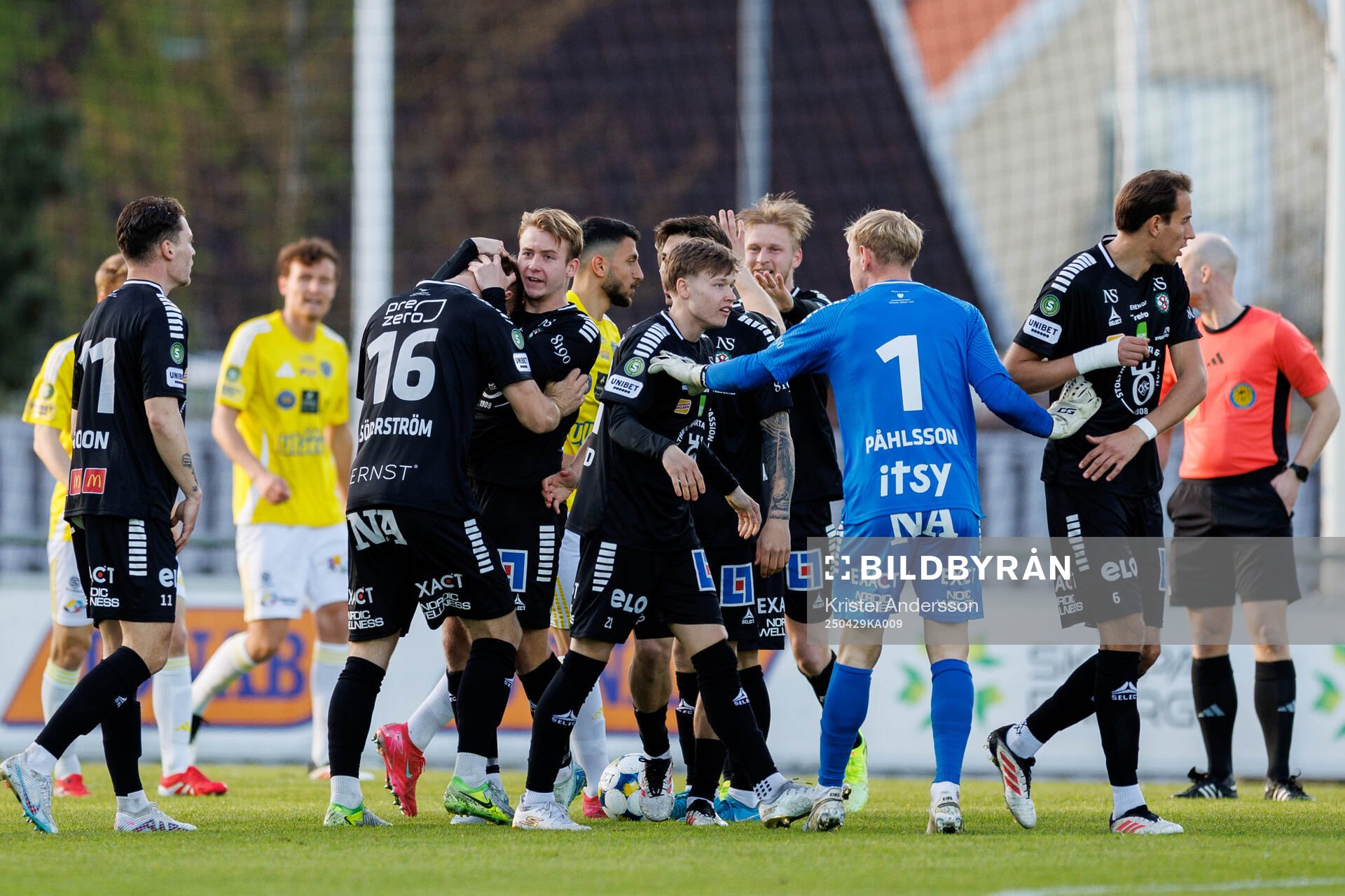 Örebros Hampus Söderström jublar med lagkamrater