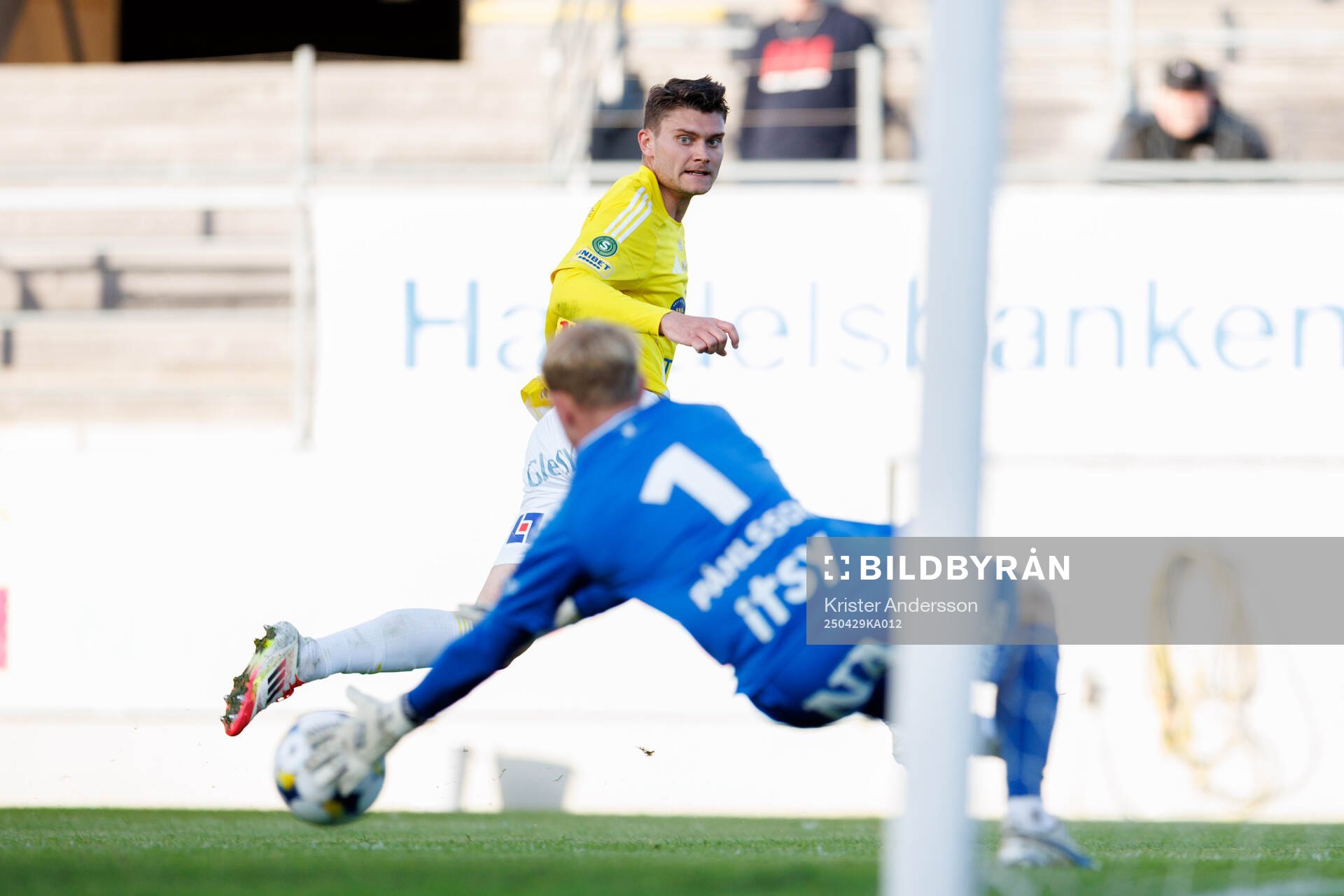 Falkenbergs Albin Andersson under fotbollsmatchen i Superettan mellan Falkenberg och Örebro den 29 april 2025 i Falkenberg. 