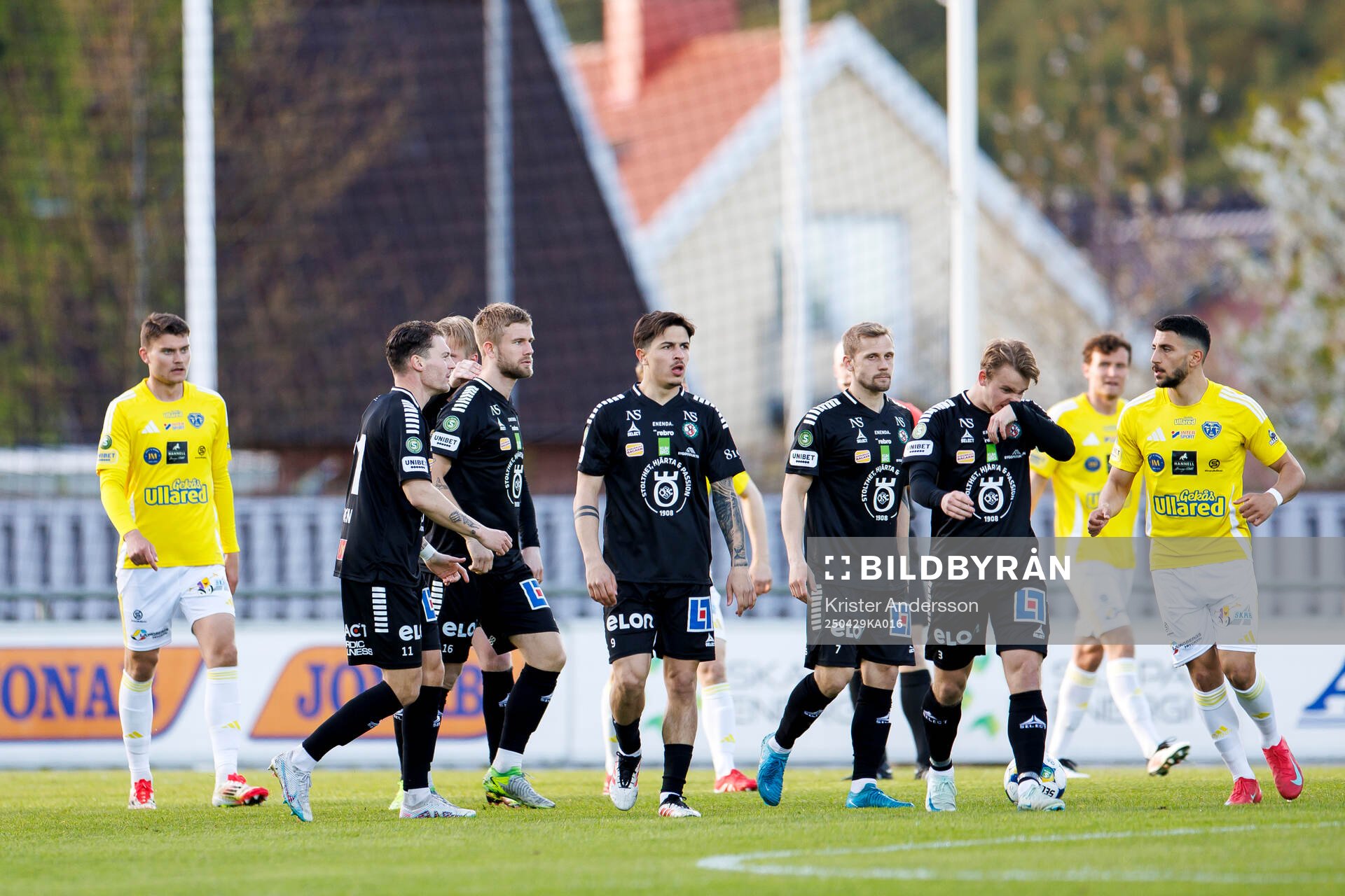 Örebros Hampus Söderström jublar med laget