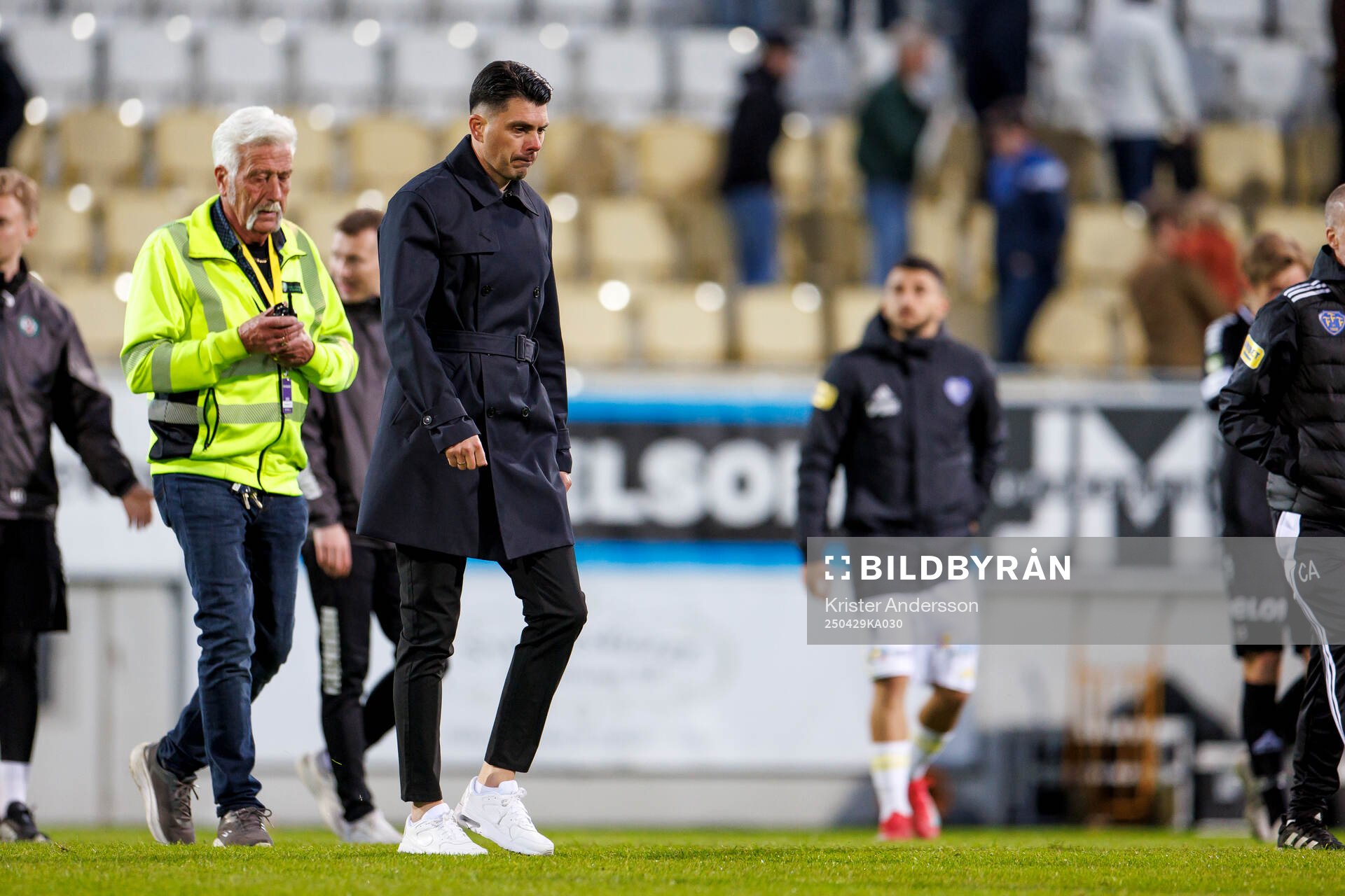 Örebros tränare Sreten Kenic deppar efter fotbollsmatchen i Superettan mellan Falkenberg och Örebro den 29 april 2025 i Falkenberg. 