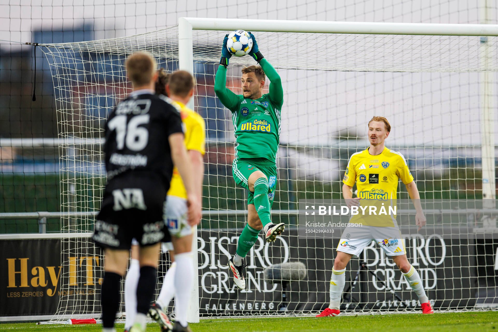 Falkenbergs målvakt Anton Andersson under fotbollsmatchen i Superettan mellan Falkenberg och Örebro den 29 april 2025 i Falkenberg. 