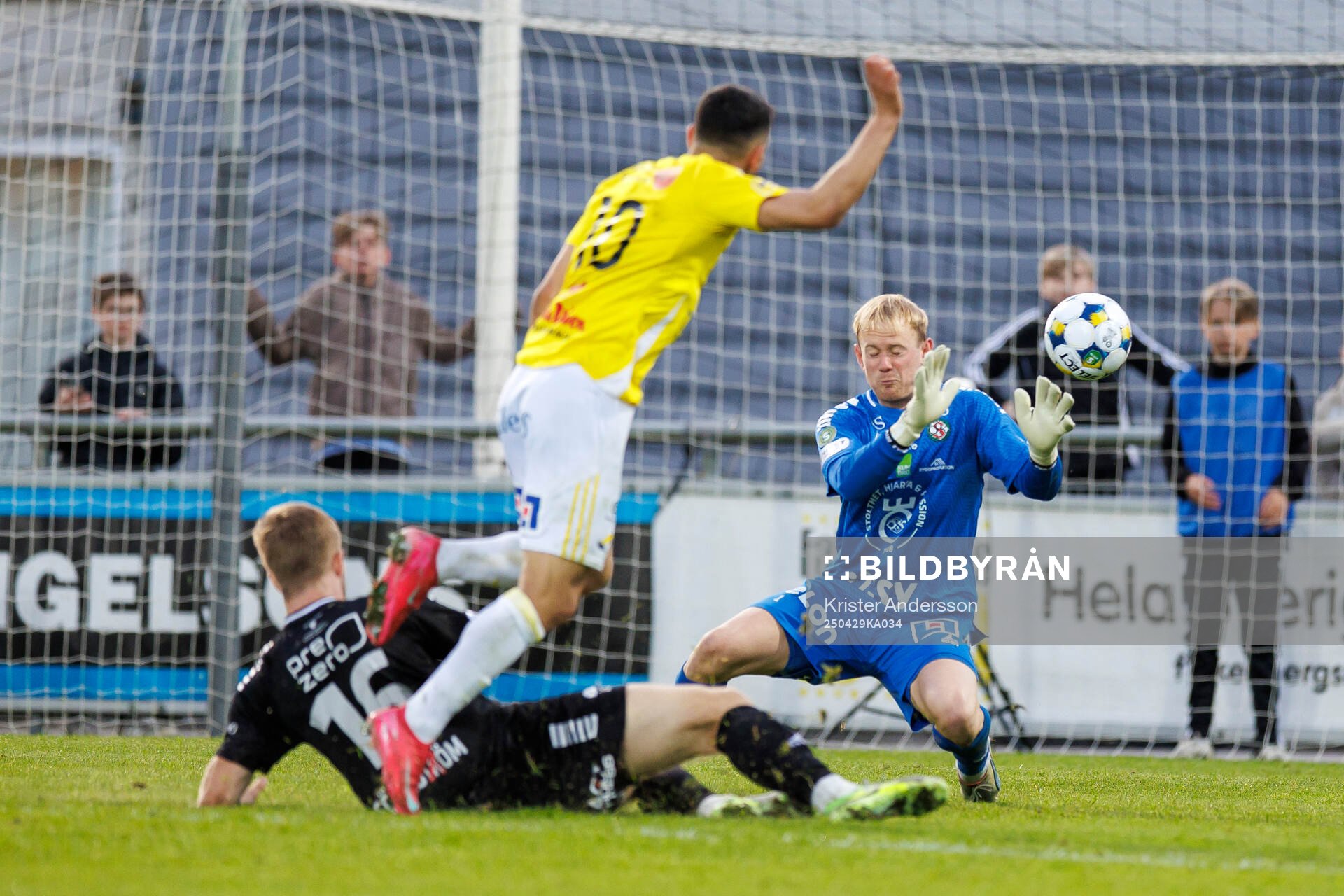 Örebros målvakt Malte Påhlsson under fotbollsmatchen i Superettan mellan Falkenberg och Örebro den 29 april 2025 i Falkenberg. 