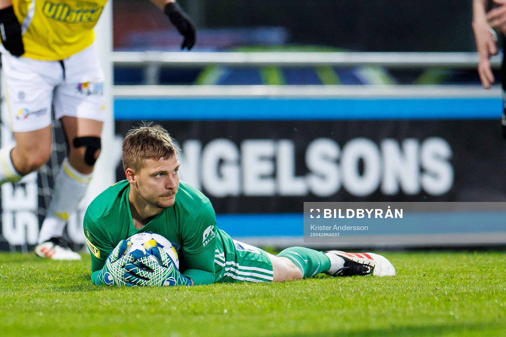 Falkenbergs målvakt Anton Andersson under fotbollsmatchen i Superettan mellan Falkenberg och Örebro den 29 april 2025 i Falkenberg. 