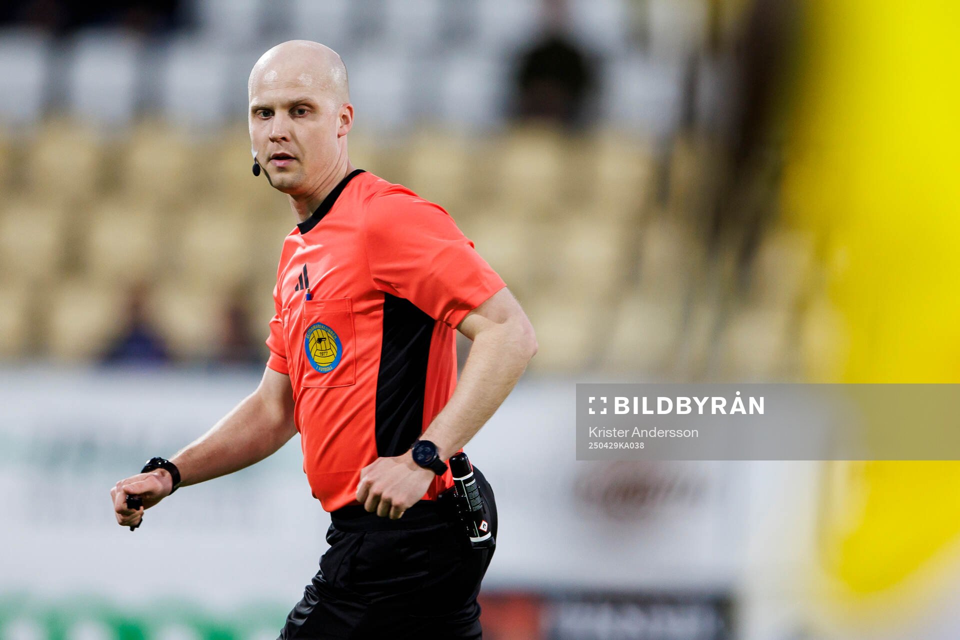 Domare Pontus Olofsson under fotbollsmatchen i Superettan mellan Falkenberg och Örebro den 29 april 2025 i Falkenberg. 