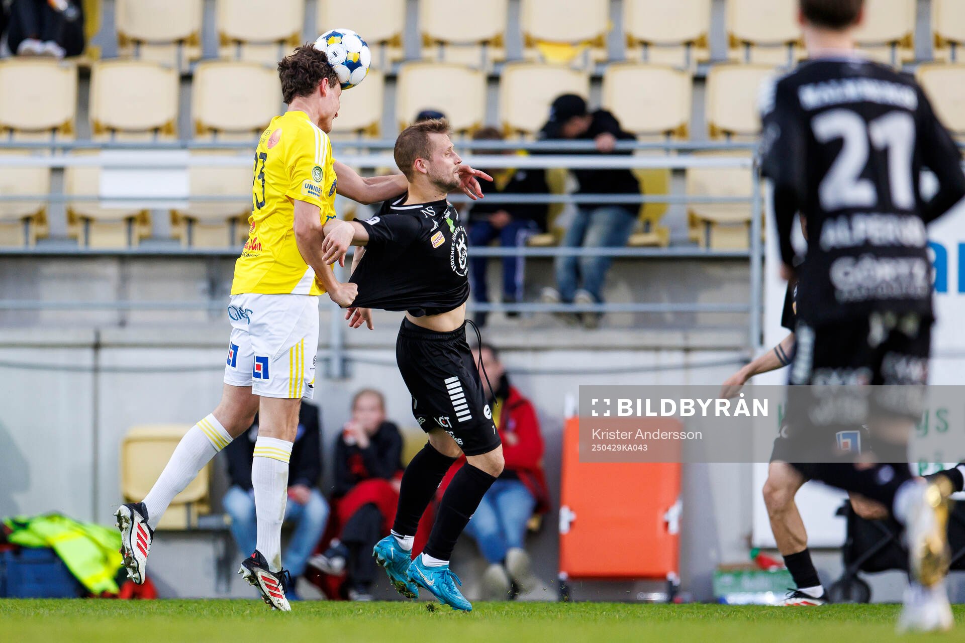Falkenbergs Alexander Salo och Örebros Erik Andersson under fotbollsmatchen i Superettan mellan Falkenberg och Örebro den 29 april 2025 i Falkenberg.