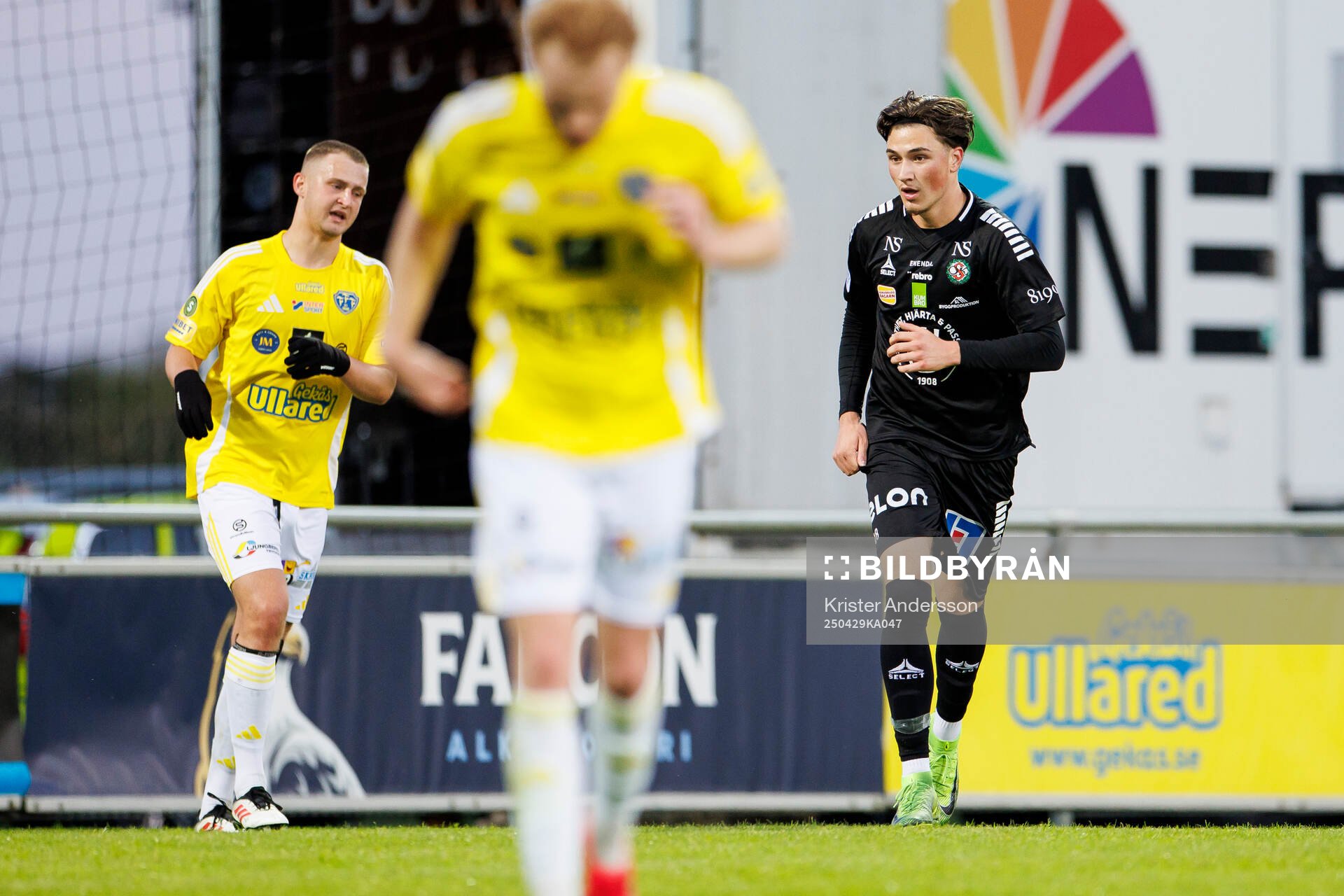 Örebros Erman Hrastovina under fotbollsmatchen i Superettan mellan Falkenberg och Örebro den 29 april 2025 i Falkenberg. 