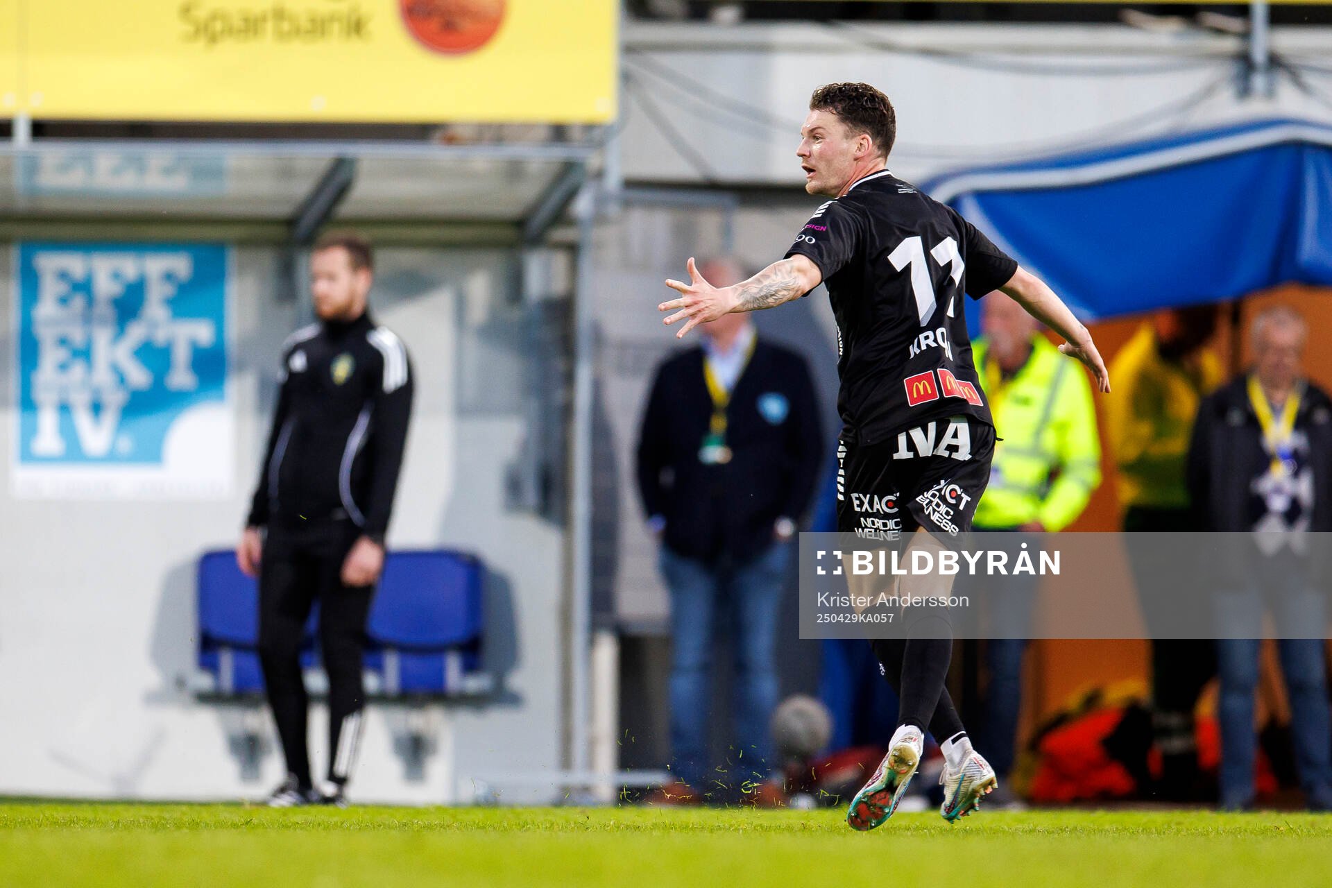 Örebros Samuel Kroon gör mål som blir bortdömt under fotbollsmatchen i Superettan mellan Falkenberg och Örebro den 29 april 2025 i Falkenberg.