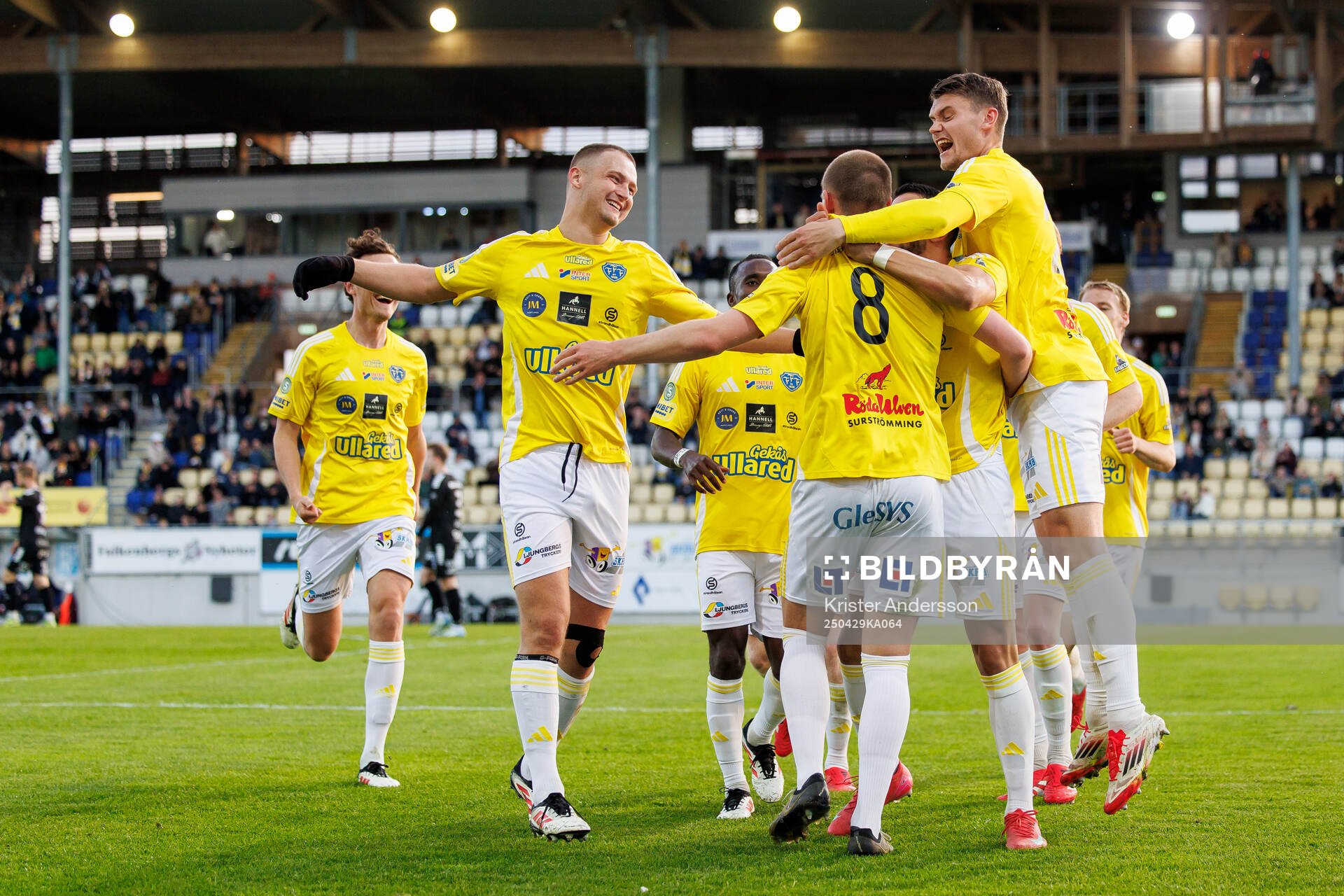 Falkenbergs Nils Bertilsson jublar med laget