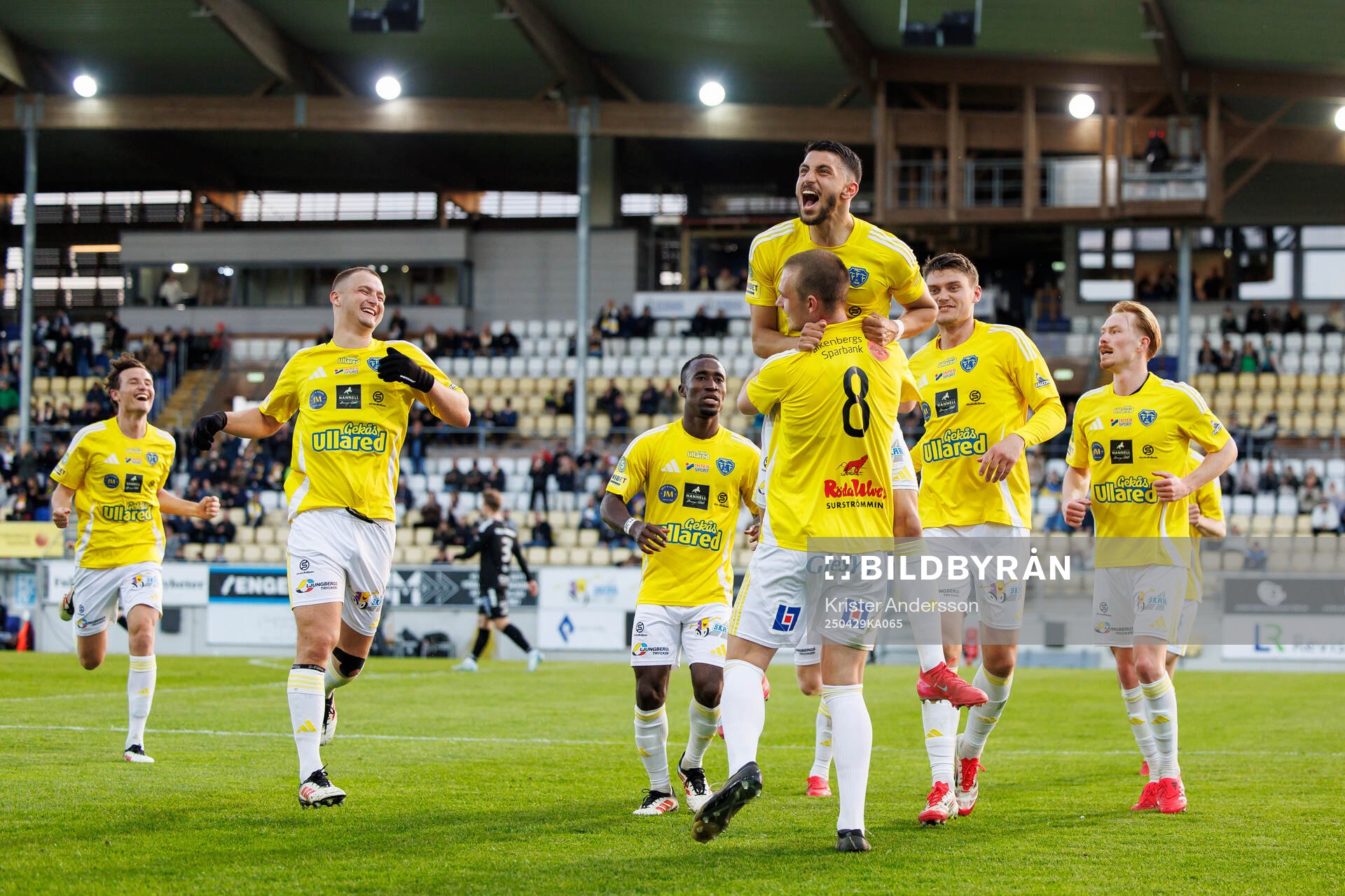 Falkenbergs Nils Bertilsson jublar med laget