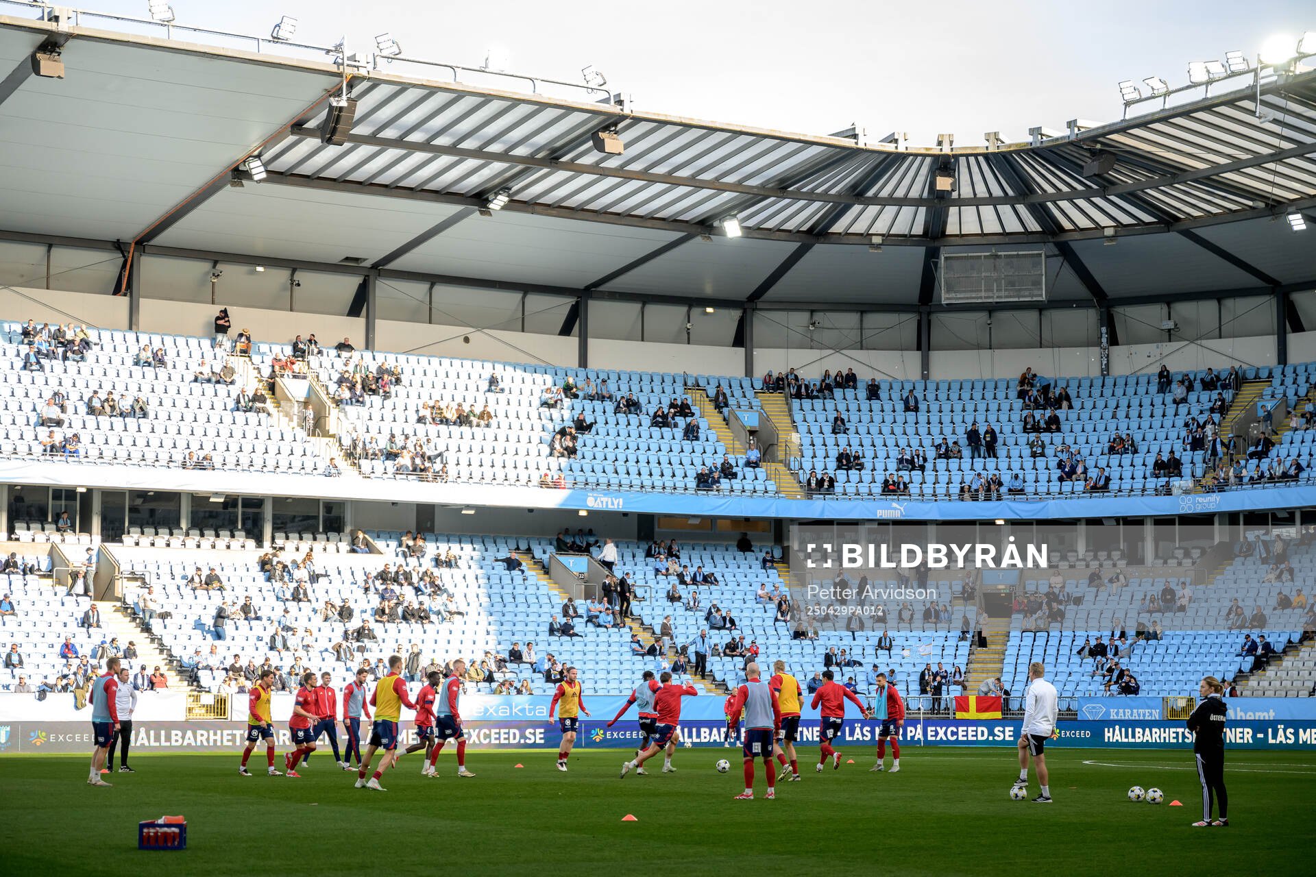 Östers spelare inför fotbollsmatchen i Allsvenskan mellan Malmö FF och Öster den 29 april 2025 i Malmö. 