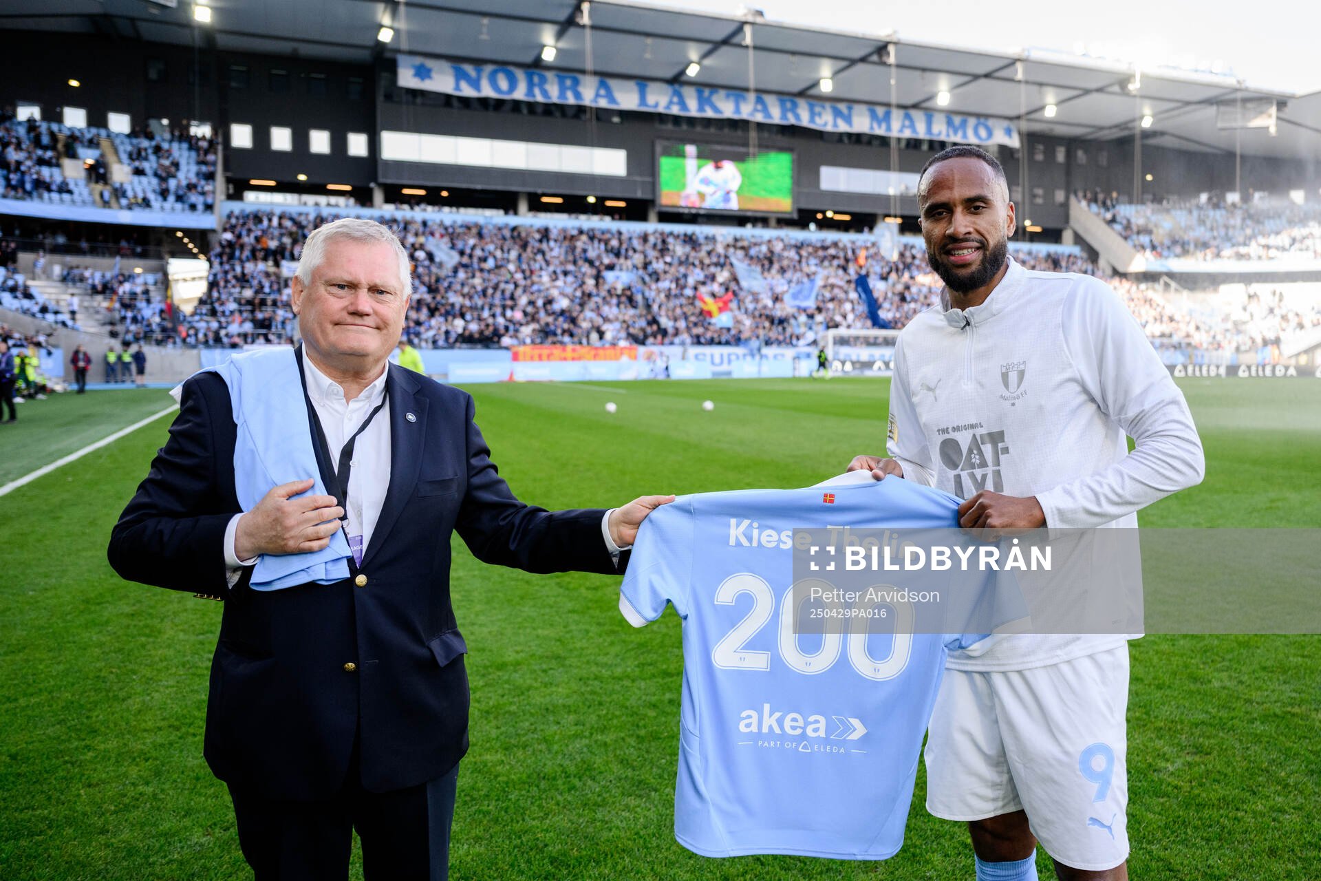 Malmö FFs ordförande Anders Pålsson med Isaac Kiese Thelin som uppmärksammas inför fotbollsmatchen i Allsvenskan mellan Malmö FF och Öster den 29 april 2025 i Malmö.