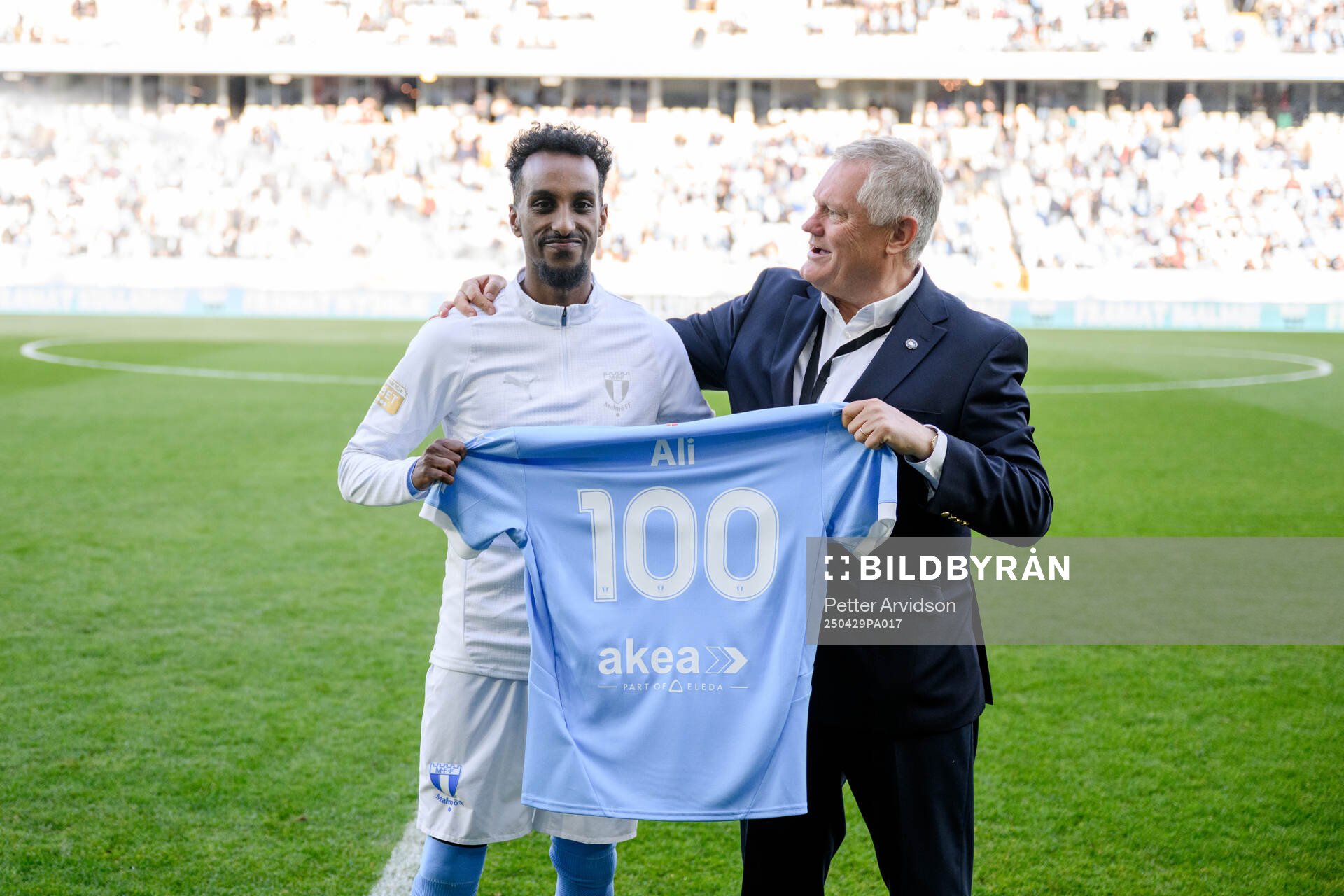 Malmö FFs ordförande Anders Pålsson med Taha Ali som