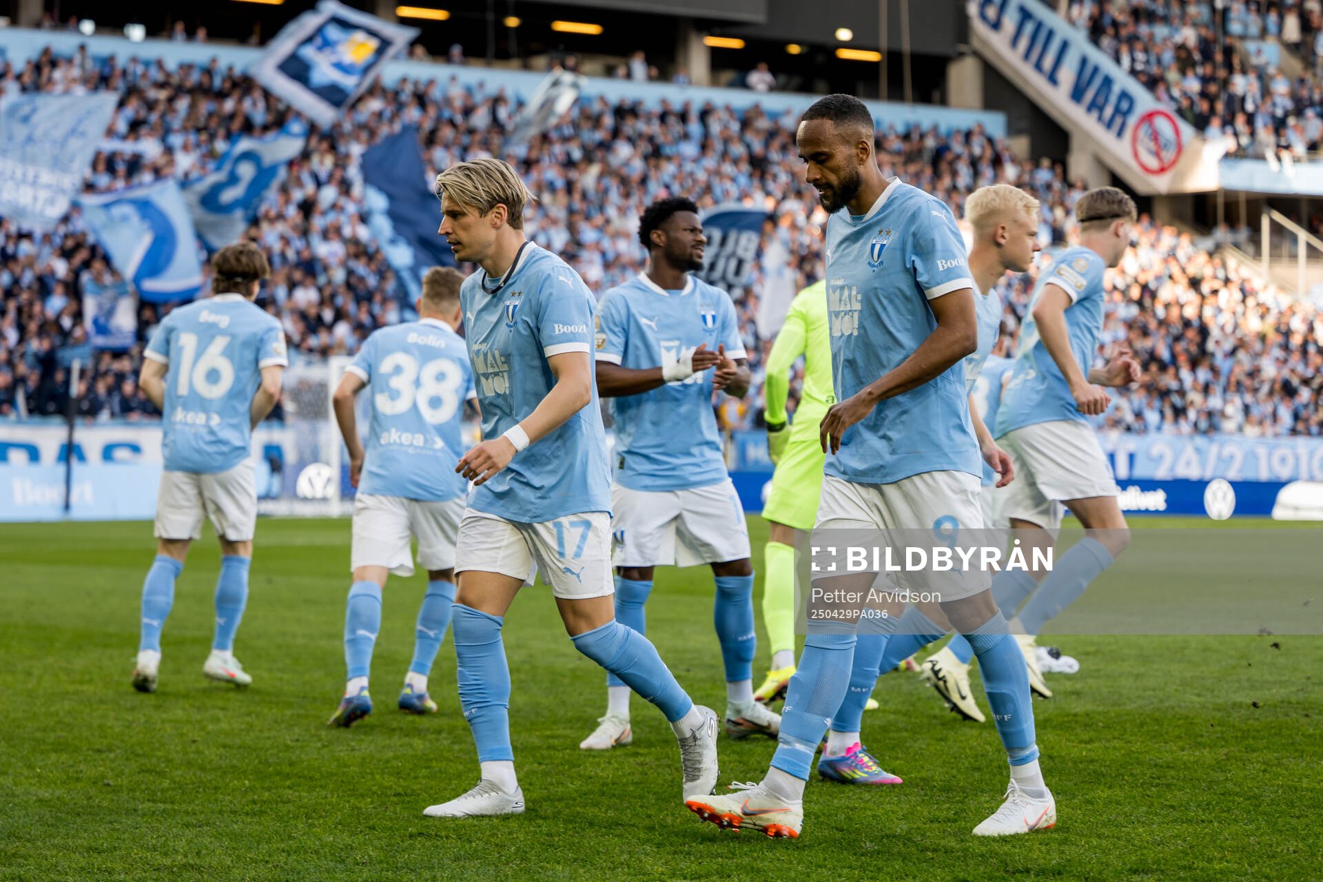 Malmö FFs Jens Stryger Larsen och Isaac Kiese Thelin inför fotbollsmatchen i Allsvenskan mellan Malmö FF och Öster den 29 april 2025 i Malmö.