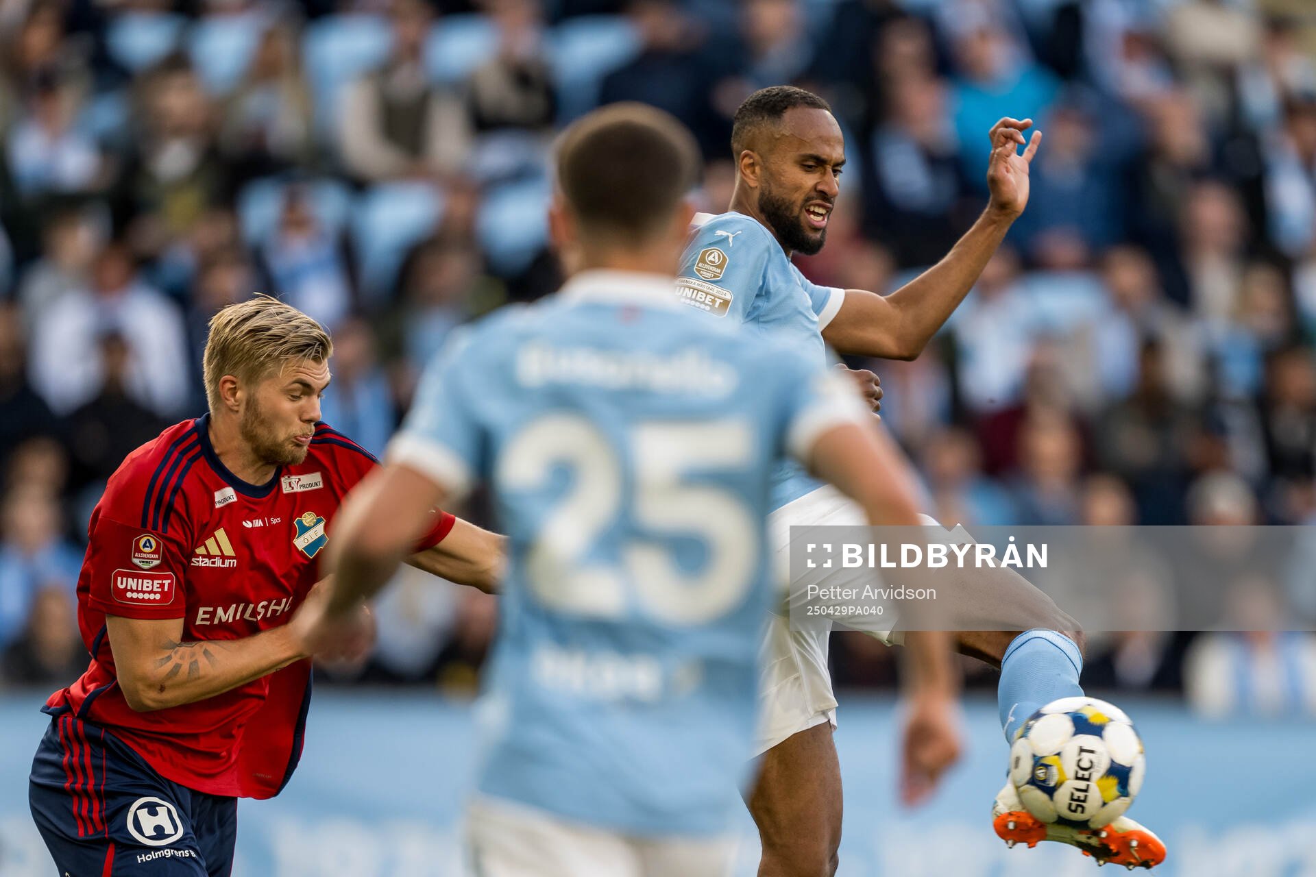 Östers Mattis Adolfsson och Malmö FFs Isaac Kiese Thelin under fotbollsmatchen i Allsvenskan mellan Malmö FF och Öster den 29 april 2025 i Malmö. 