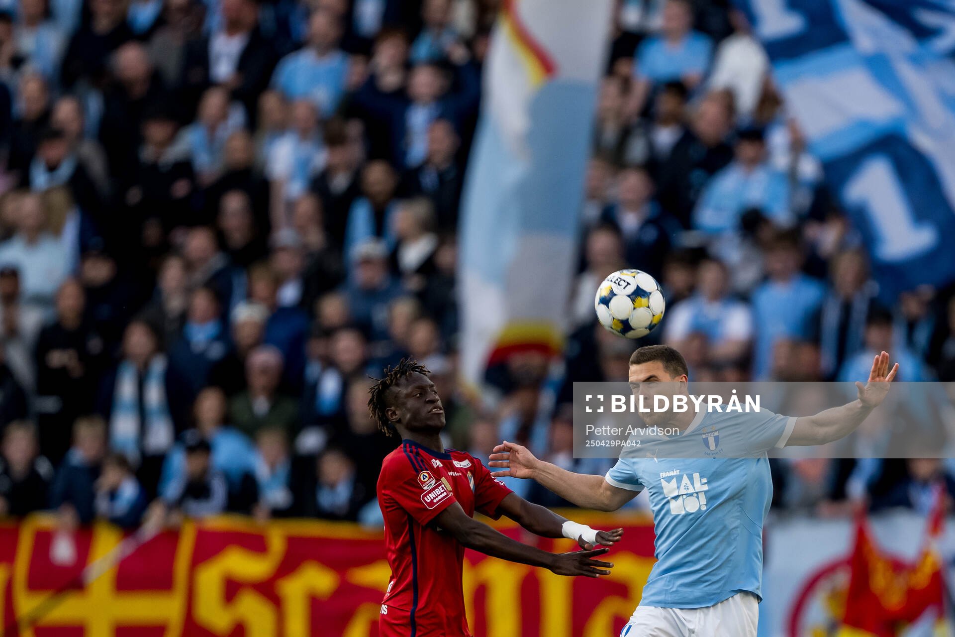 Östers Youssoupha Sanyang och Malmö FFs Gabriel Busanello