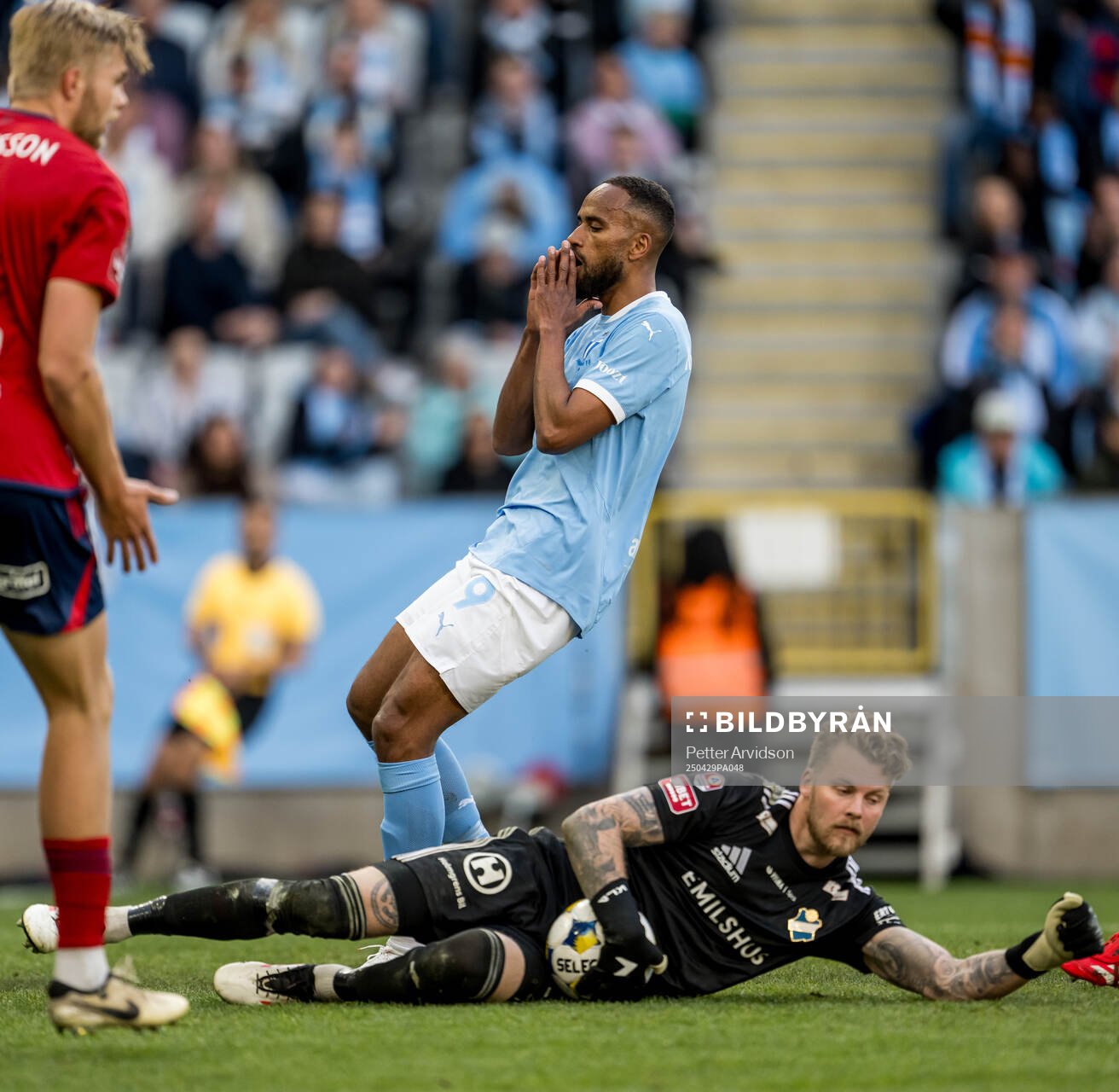 Malmö FFs Isaac Kiese Thelin och Östers målvakt Robin