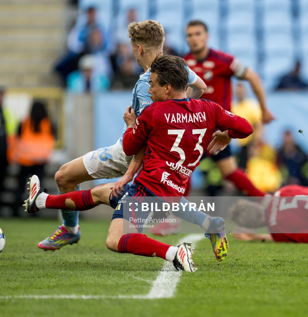 Malmö FFs Hugo Bolin i en kamp mot Östers Tatu Varmanen vid 1-0 målet under fotbollsmatchen i Allsvenskan mellan Malmö FF och Öster den 29 april 2025 i Malmö.