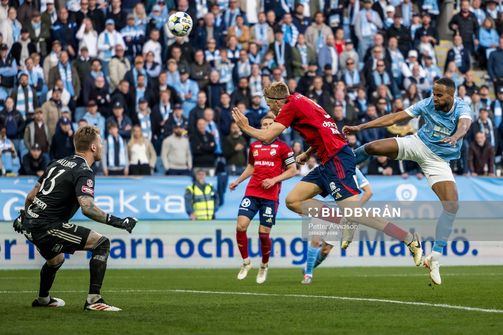 Malmö FFs Isaac Kiese Thelin gör 2-0 bakom Östers
