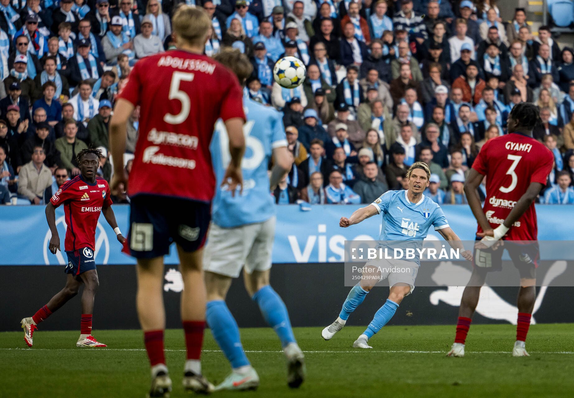 Malmö FFs Jens Stryger Larsen under fotbollsmatchen i Allsvenskan mellan Malmö FF och Öster den 29 april 2025 i Malmö. 