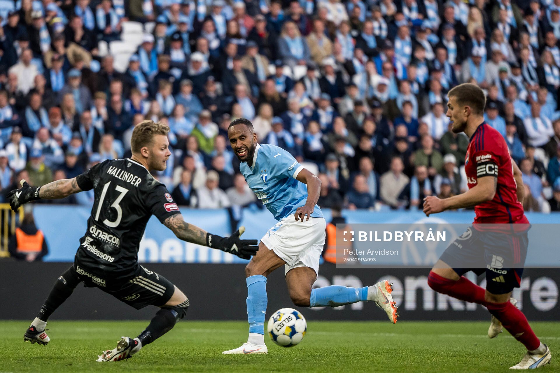 Malmö FFs Isaac Kiese Thelin i en kamp mot Östers
