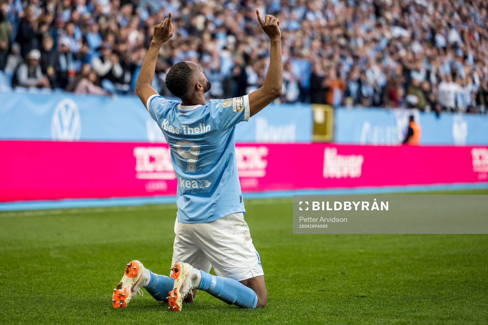 Malmö FFs Isaac Kiese Thelin jublar efter 2-0 under fotbollsmatchen i Allsvenskan mellan Malmö FF och Öster den 29 april 2025 i Malmö. 