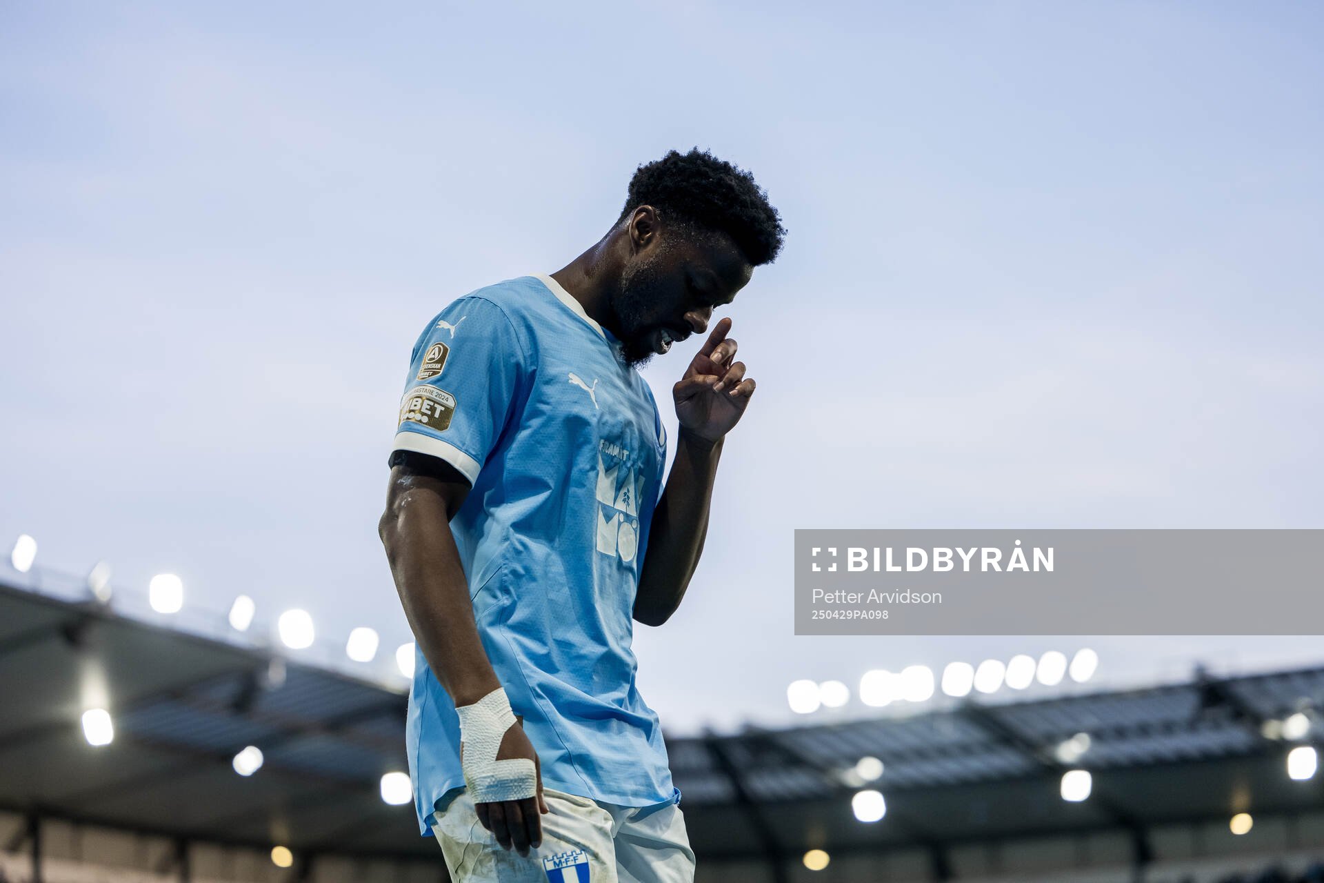 Malmö FFs Emmanuel Ekong under fotbollsmatchen i Allsvenskan mellan Malmö FF och Öster den 29 april 2025 i Malmö. 