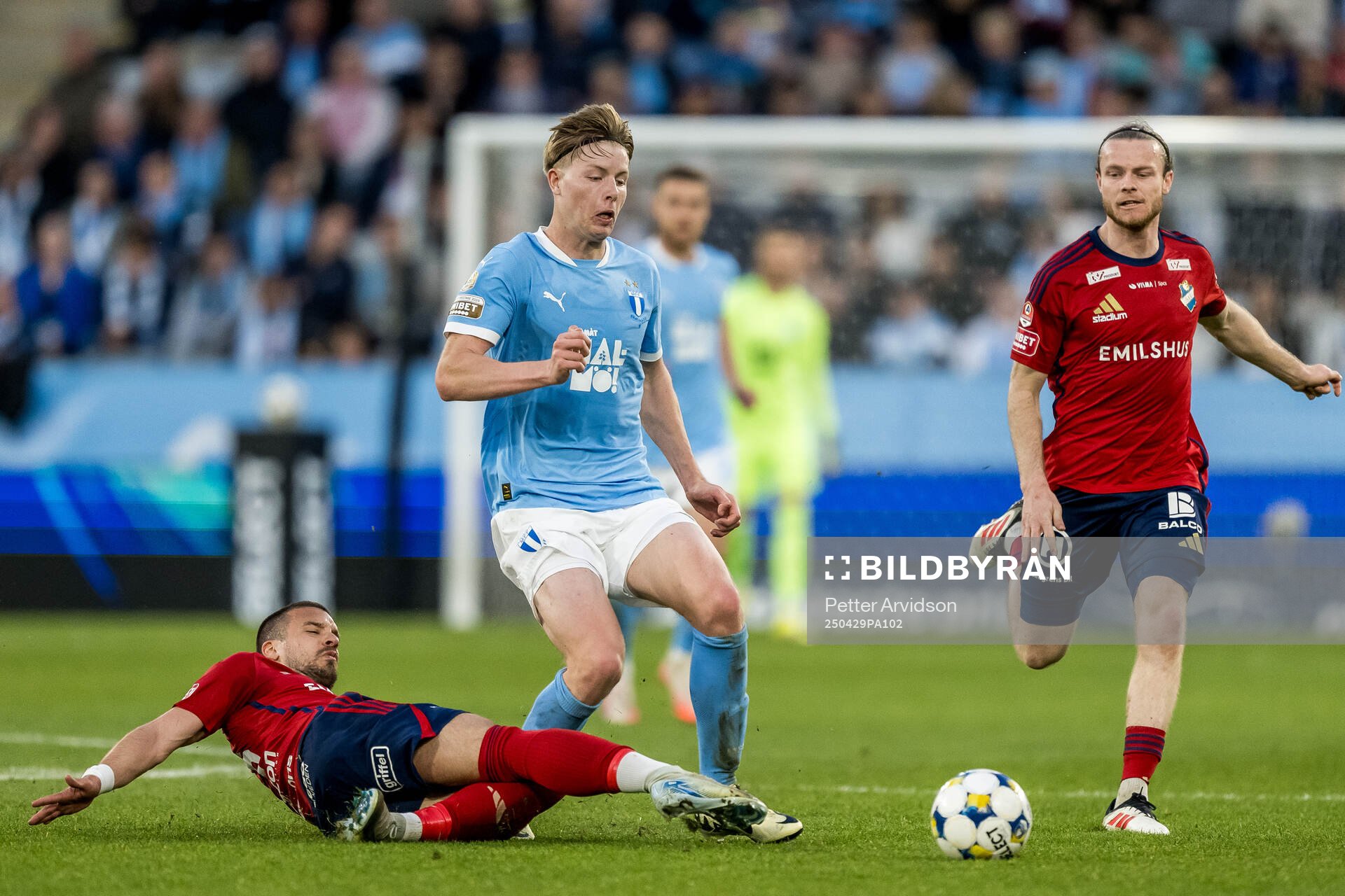 Östers Vladimir Rodic och Malmö FFs Nils Zätterström under fotbollsmatchen i Allsvenskan mellan Malmö FF och Öster den 29 april 2025 i Malmö. 