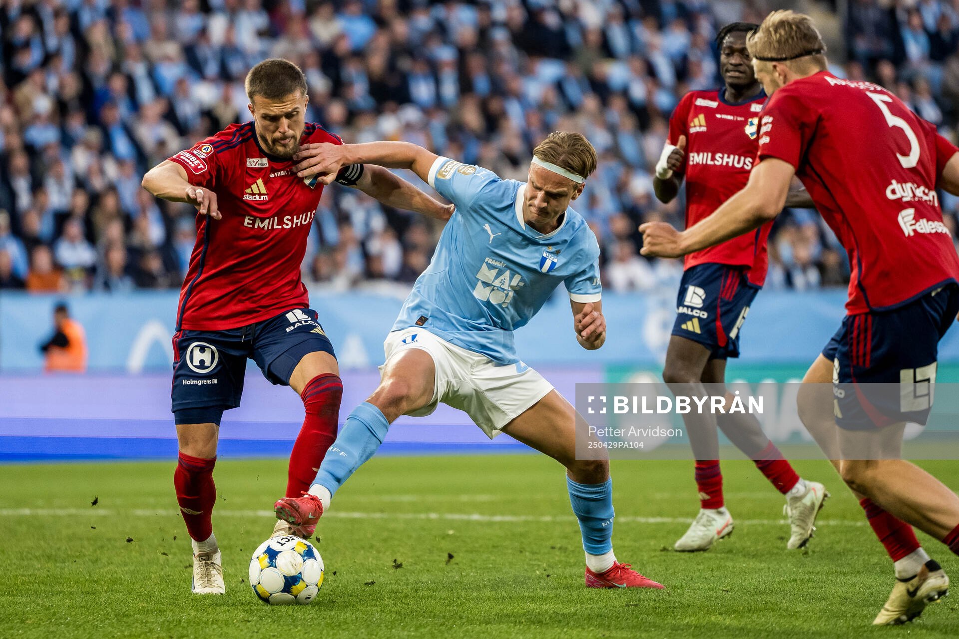 Östers Ivan Kricak och Malmö FFs Erik Botheim under fotbollsmatchen i Allsvenskan mellan Malmö FF och Öster den 29 april 2025 i Malmö. 