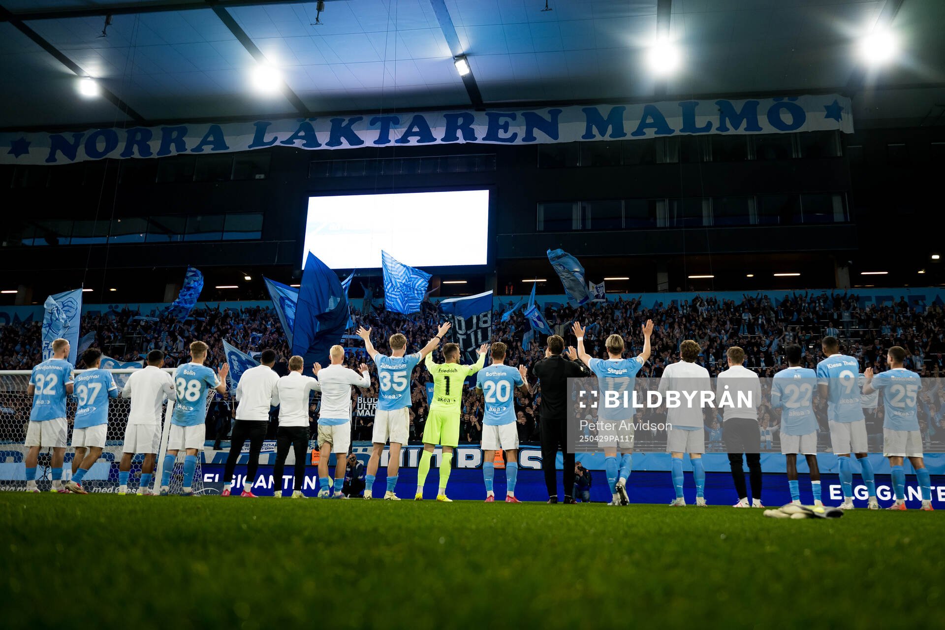 Malmö FFs spelare och supportrar jublar