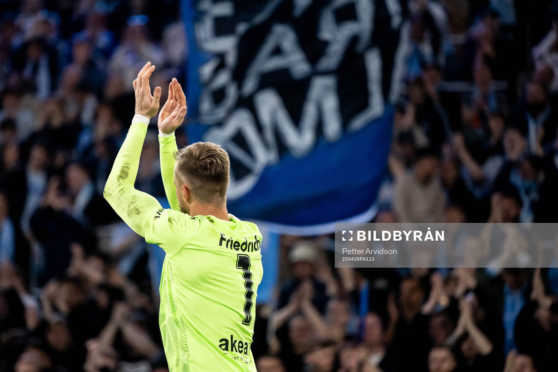 Malmö FFs målvakt Ricardo Friedrich tackar supportrarna efter fotbollsmatchen i Allsvenskan mellan Malmö FF och Öster den 29 april 2025 i Malmö. 