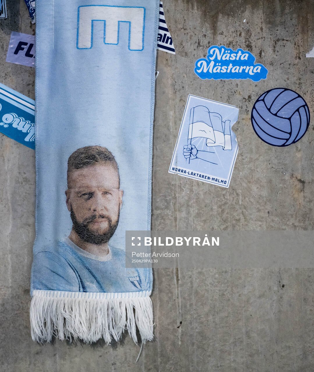 En halsduk med Malmö FFs Pontus Jansson efter fotbollsmatchen i Allsvenskan mellan Malmö FF och Öster den 29 april 2025 i Malmö. 