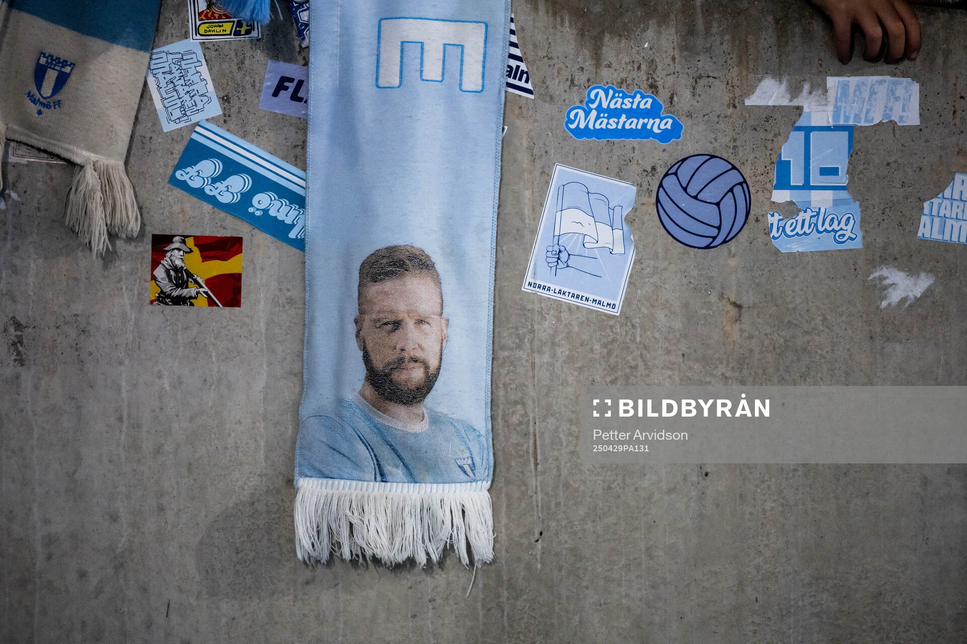 En halsduk med Malmö FFs Pontus Jansson efter fotbollsmatchen i Allsvenskan mellan Malmö FF och Öster den 29 april 2025 i Malmö. 