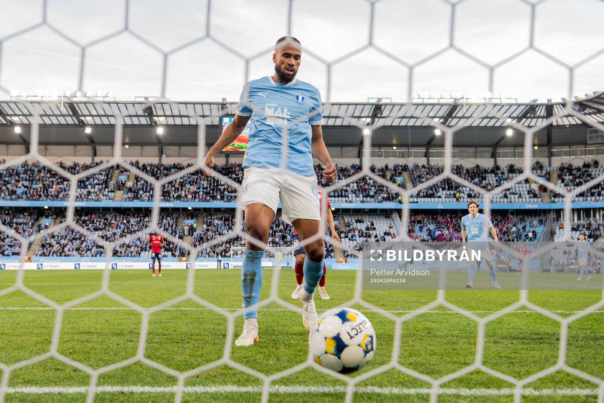 Malmö FFs Isaac Kiese Thelin gör 2-0 målet
